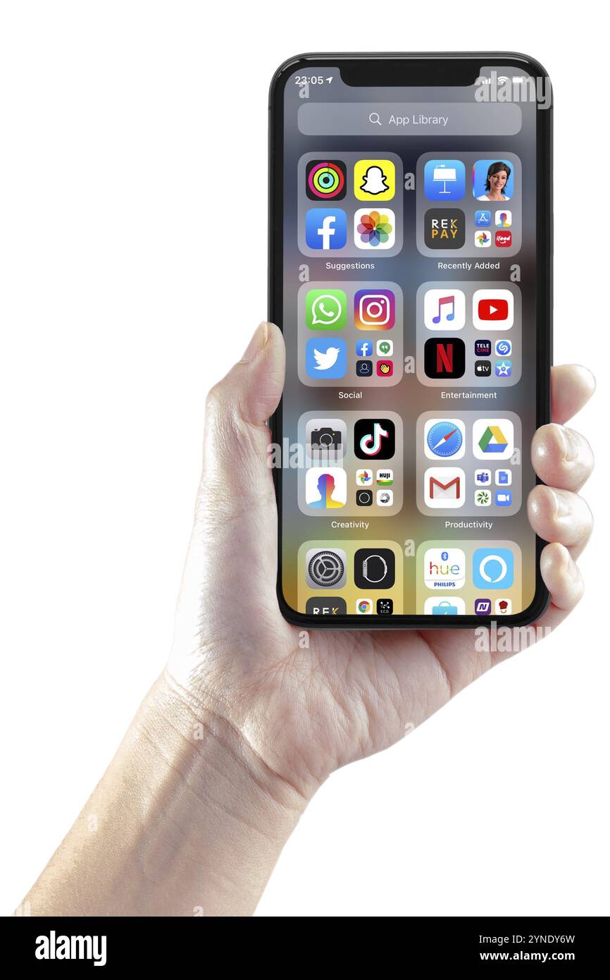 San Francisco, Californie, États-Unis. 23 juin 2020. Personne utilisant la bibliothèque d'applications IOS14 Banque D'Images