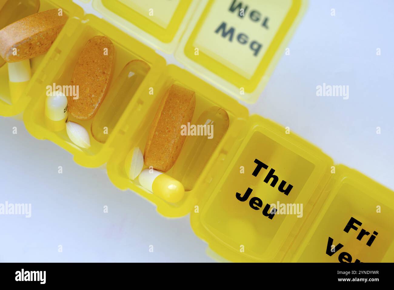 Vue de dessus Fermer un étui Pill Organizer ouvert Banque D'Images