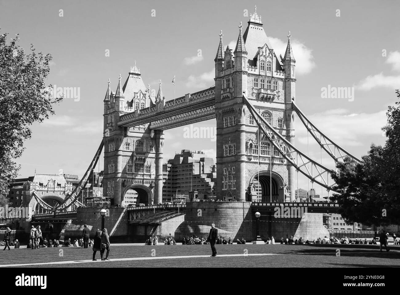 LONDRES, ANGLETERRE, Royaume-Uni - 3 MAI 2014 : les touristes non identifiés se reposent dans le parc avec une vue sur Tower Bridge. Tower Bridge est un symbole emblématique de Londres. Banque D'Images