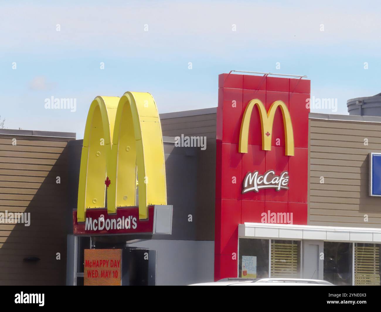 Okotoks, Alberta, Canada. 7 mai 2023. Près d'un panneau de restauration rapide McDonalds Banque D'Images