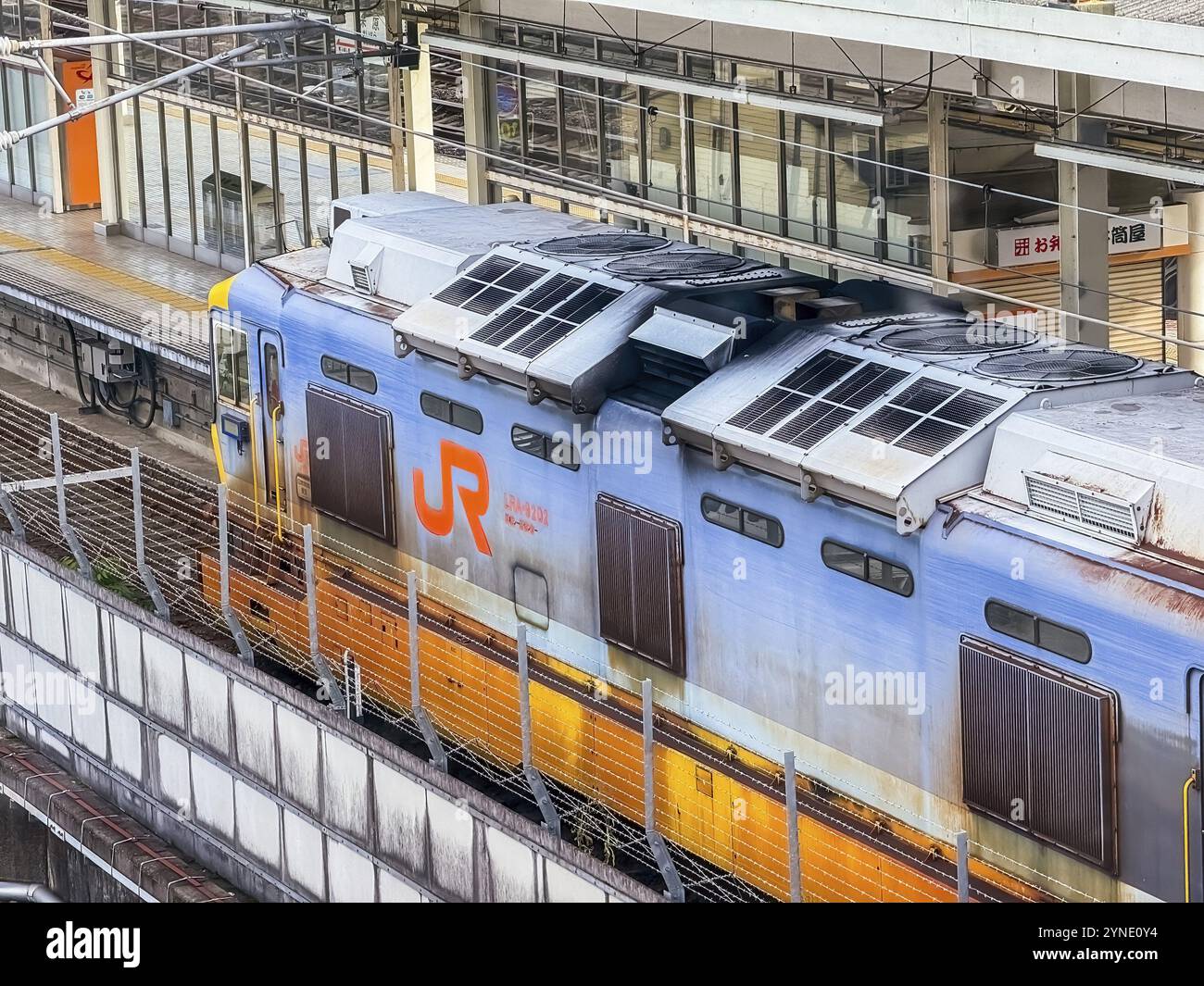 Shiga, Japon. 11 novembre 2023. Un gros plan sur un moteur de train japonais Banque D'Images