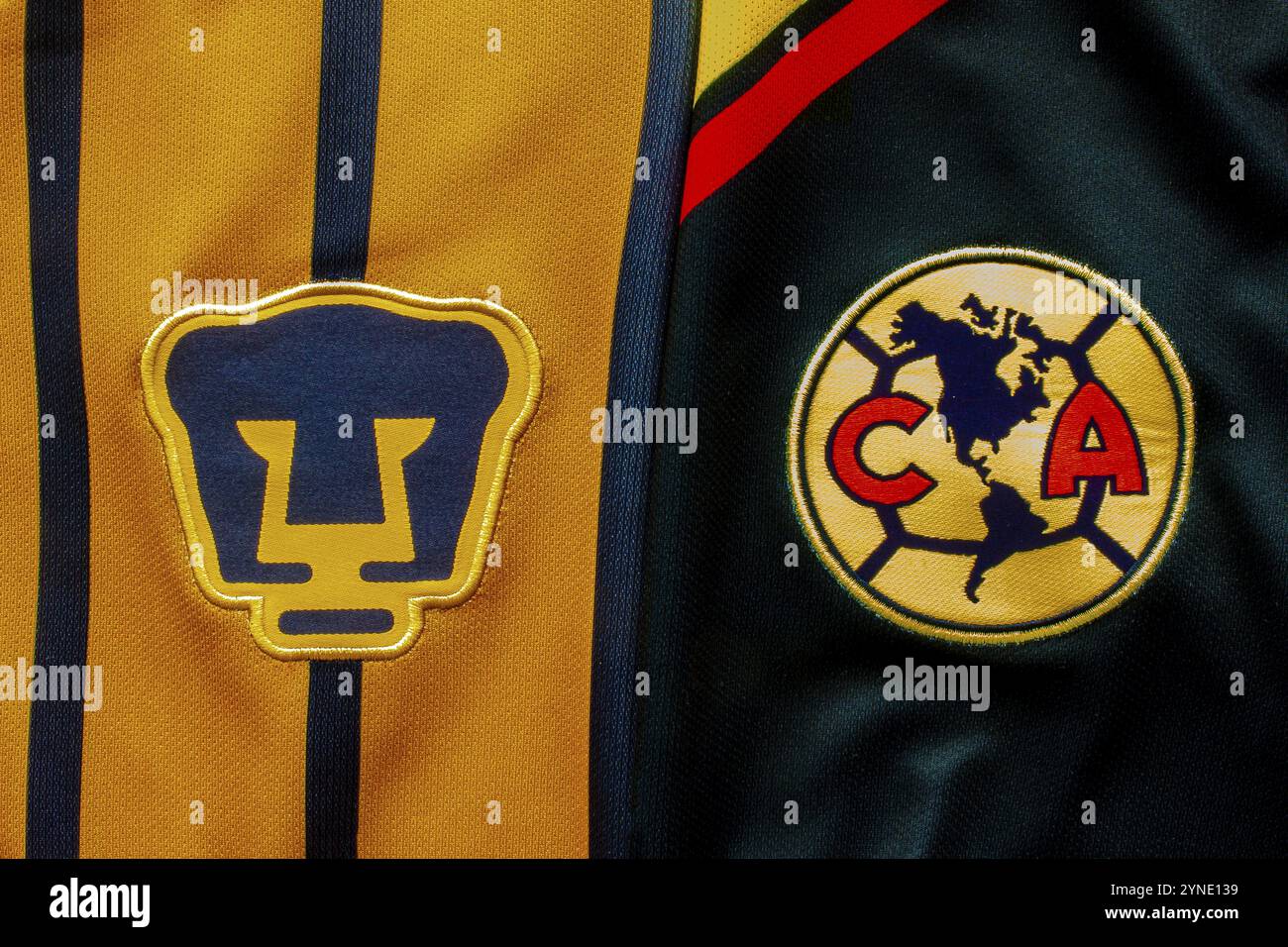 Calgary, Alberta, Canada. 10 juillet 2020. Pumas UNAM vs Club America Football Soccer gros plan sur leur logo sur un maillot Banque D'Images