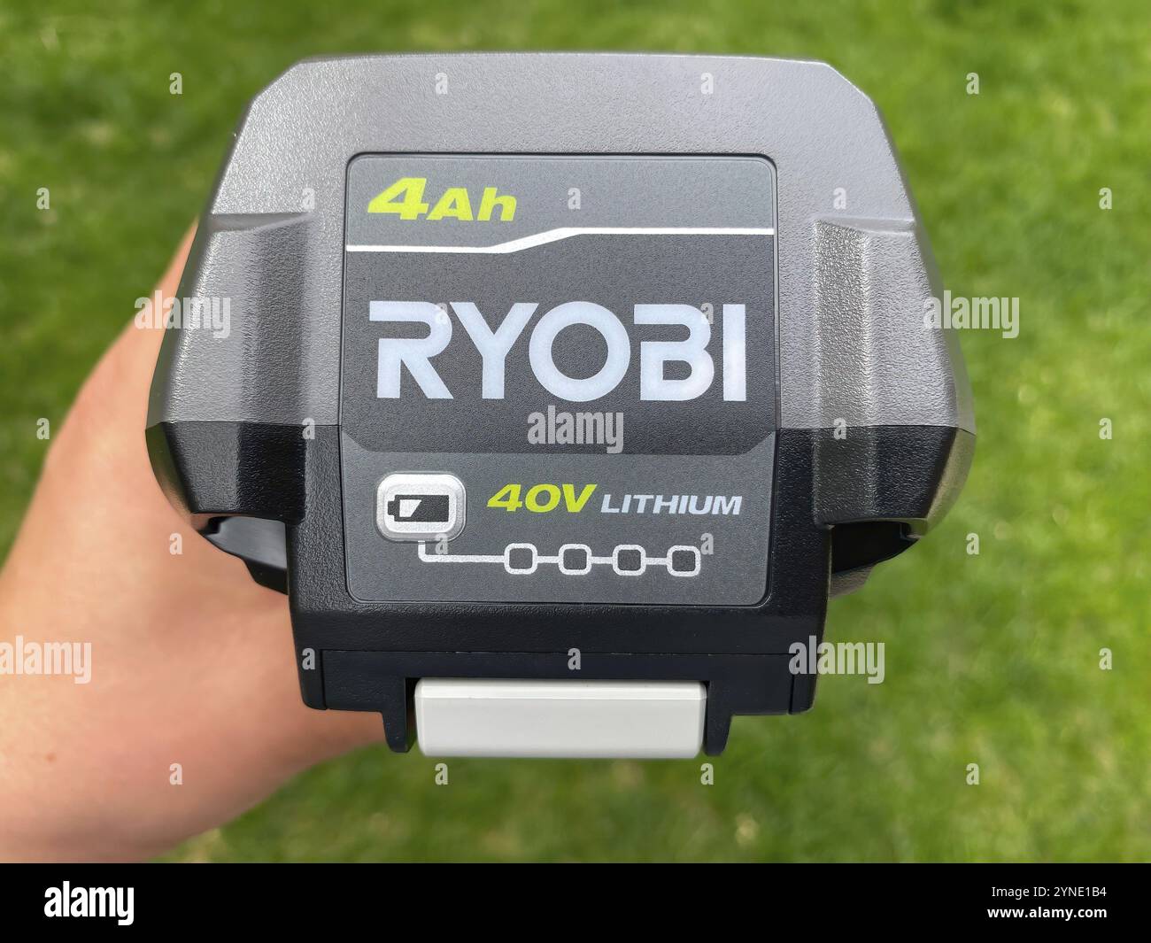 Calgary, Alberta, Canada. 25 mai 2023. Une vue avant d'une batterie lithium-ion Ryobi rechargeable 40V 4,0 Ah Banque D'Images