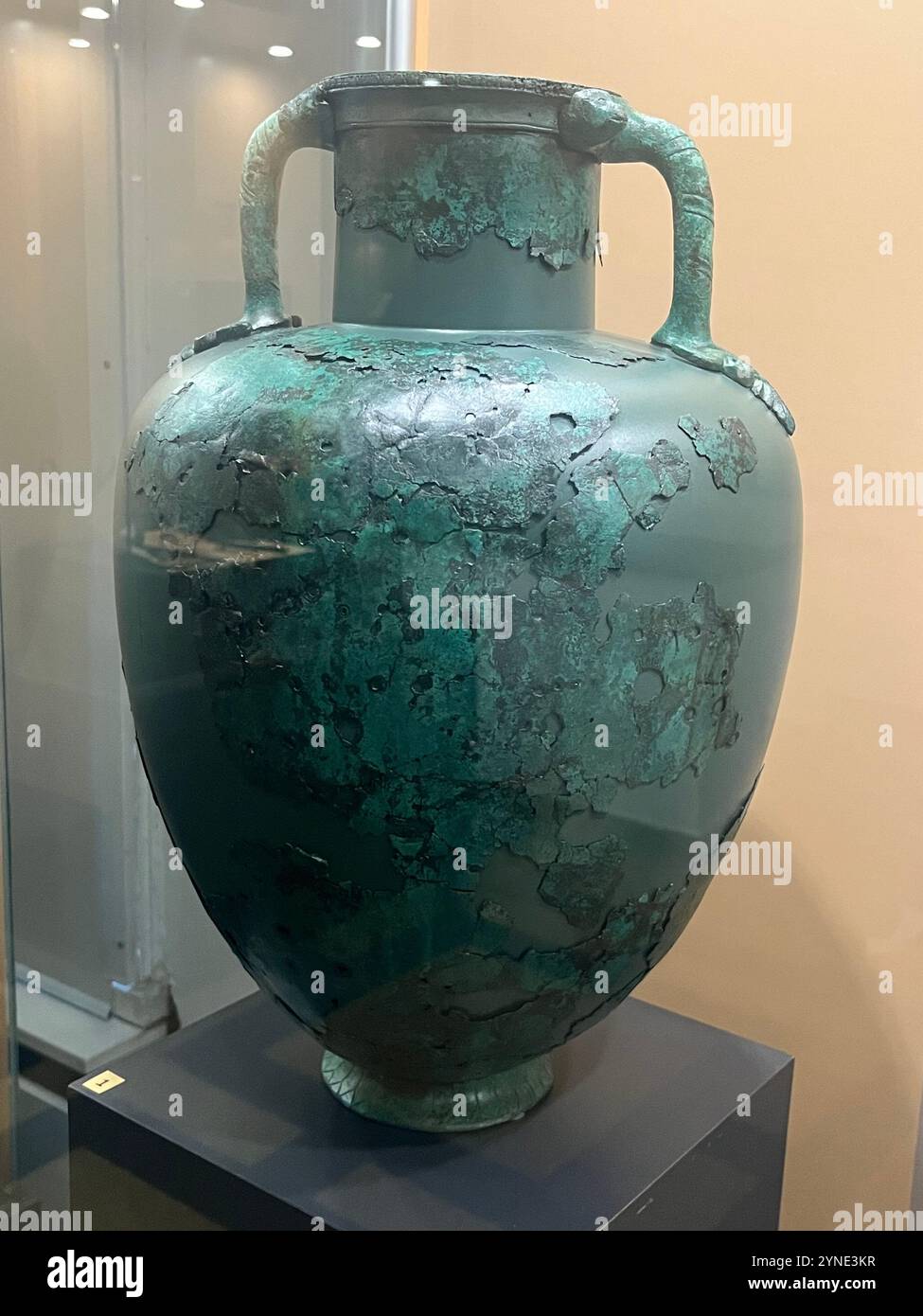 Amphore de bronze, vie siècle av. J.-C., nécropole de Trebenishte Bulgarie, amphore, archéologie, artefacts, antiquité, musée archéologique Sofia Bulgarie - Image de stock capturée avec un smartphone