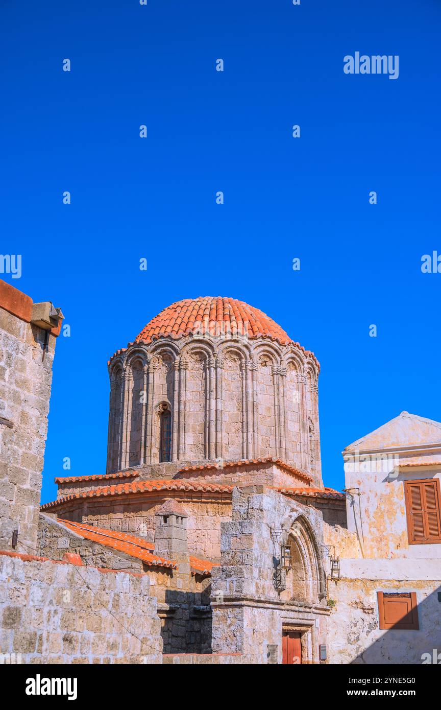 Église Agios Georgios située dans la vieille ville médiévale de Rhodes, Grèce Banque D'Images
