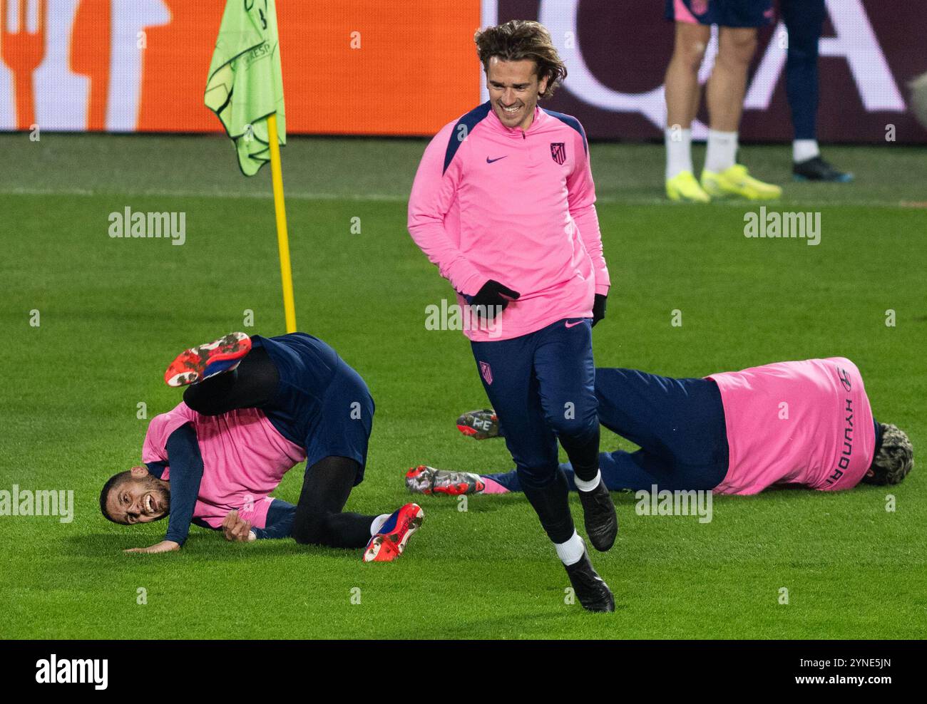 Prague, République tchèque. 25 novembre 2024. Antoine Griezmann, footballeur de l'Atletico Madrid, en action lors de la séance d'entraînement précédant la Ligue des Champions de l'UEFA, manche 5, match AC Sparta Praha vs Atletico Madrid, à Prague, République tchèque, le 25 novembre 2024. Crédit : Michaela Rihova/CTK photo/Alamy Live News Banque D'Images