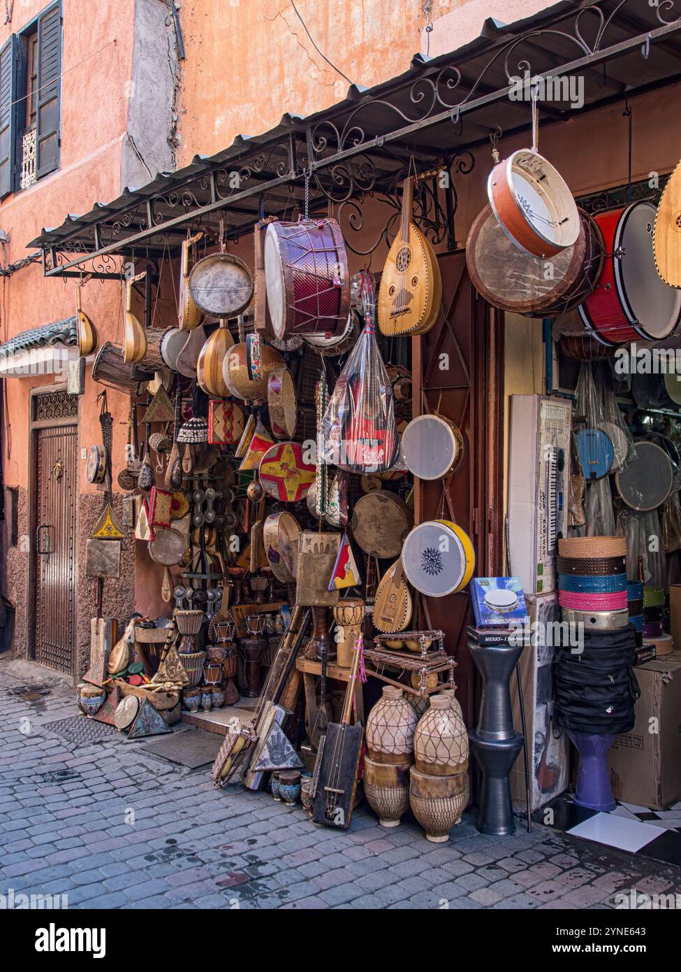 MARRAKECH, MAROC - 21 JANVIER 2014 : boutique vendant des instruments de musique traditionnels sur le marché du souk Banque D'Images