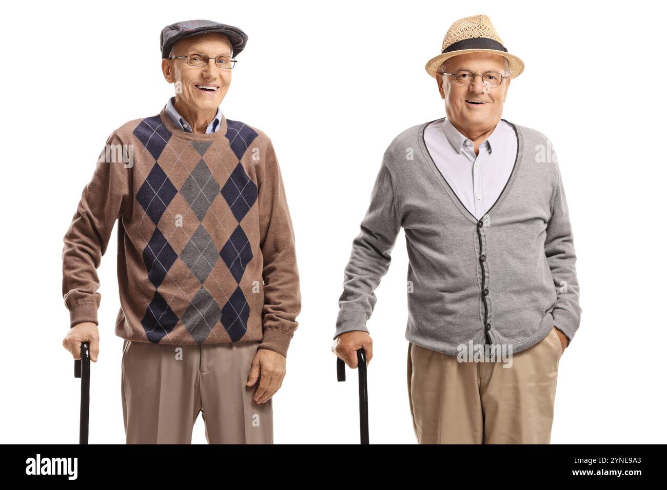 Hommes seniors debout avec des cannes isolés sur fond blanc Banque D'Images