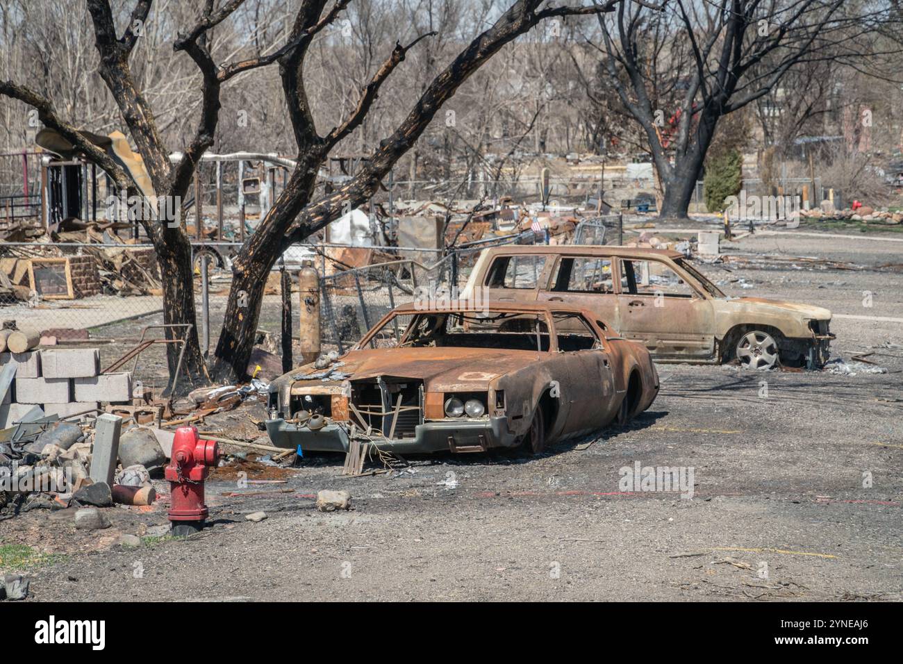 Séquelles des dégâts causés par les incendies de forêt dans le quartier résidentiel avec destruction complète des biens. Banque D'Images