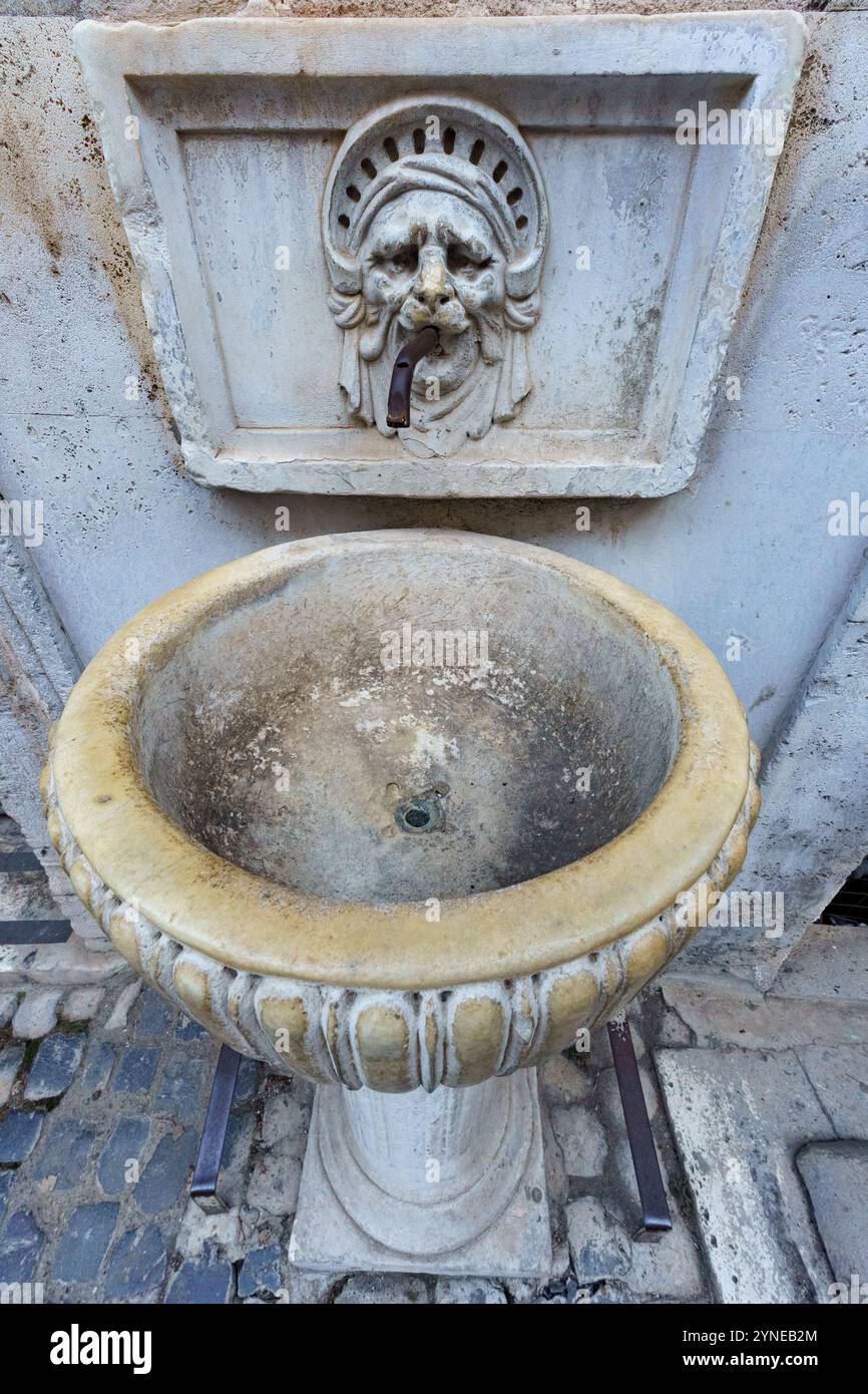 Ancienne fontaine romaine avec tête de lions comme approvisionnement en eau potable dans le château de Saint Ange (Castel Sant Angelo) Banque D'Images