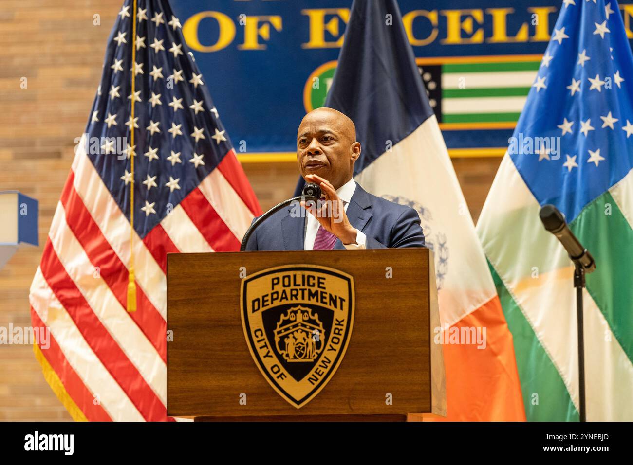 New York, États-Unis. 25 novembre 2024. Le maire Eric Adams parle avant de prêter serment à Jessica Tisch en tant que commissaire de police au One police Plaza de New York le 25 novembre 2024. (Photo de Lev Radin/Sipa USA) crédit : Sipa USA/Alamy Live News Banque D'Images