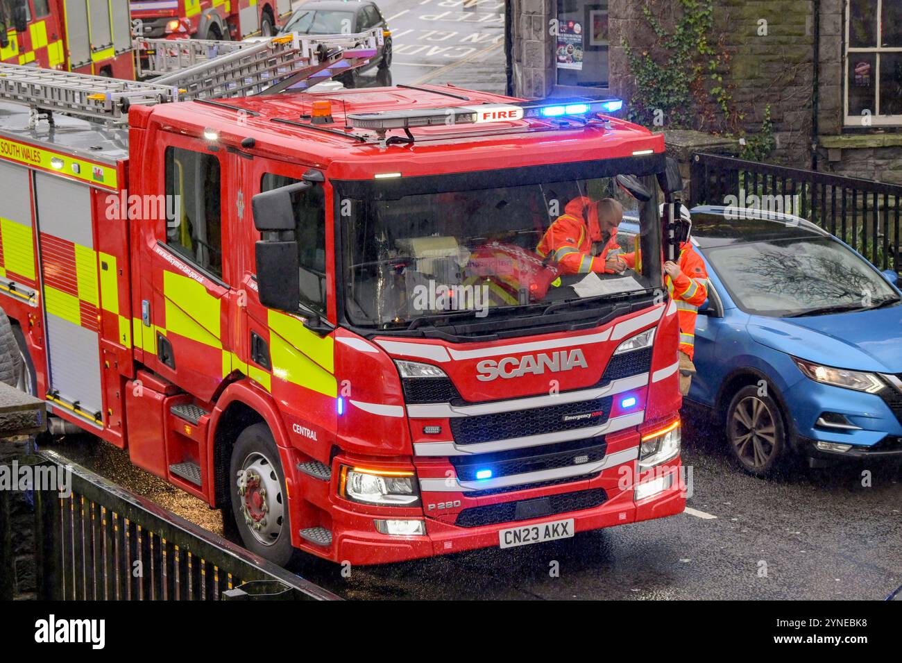 Pontypridd, pays de Galles, Royaume-Uni - 24 novembre 2024 : moteur de pompiers du South Wales Fire and Rescue Service avec des voyants bleus clignotants lors d'un appel d'urgence Banque D'Images