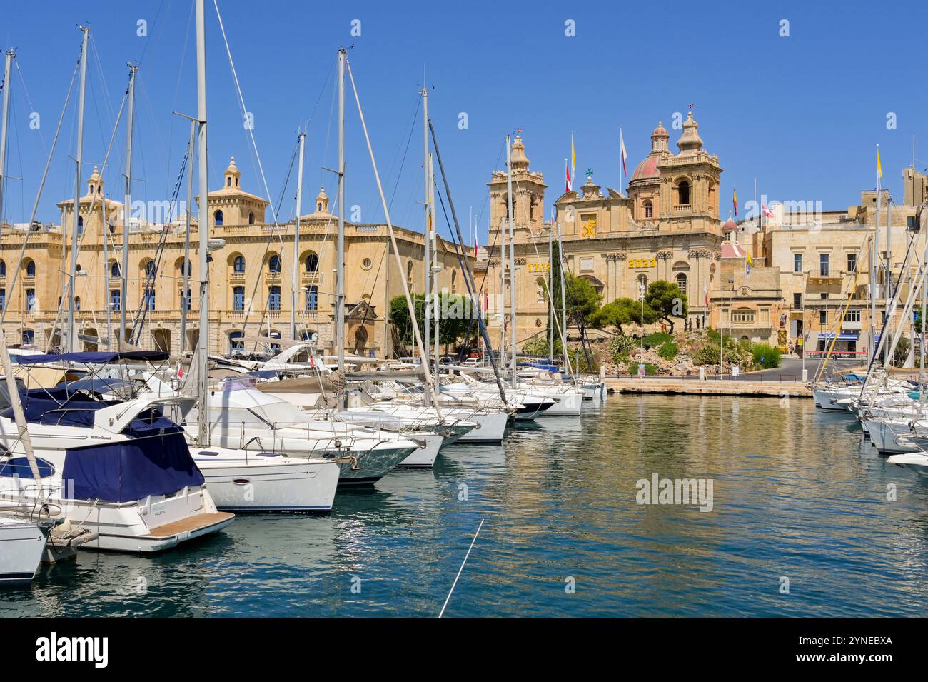 Valletta, Malte - 3 août 2024 : yachts et bateaux à moteur alignés dans la marina de la zone des trois villes de la Valette Banque D'Images