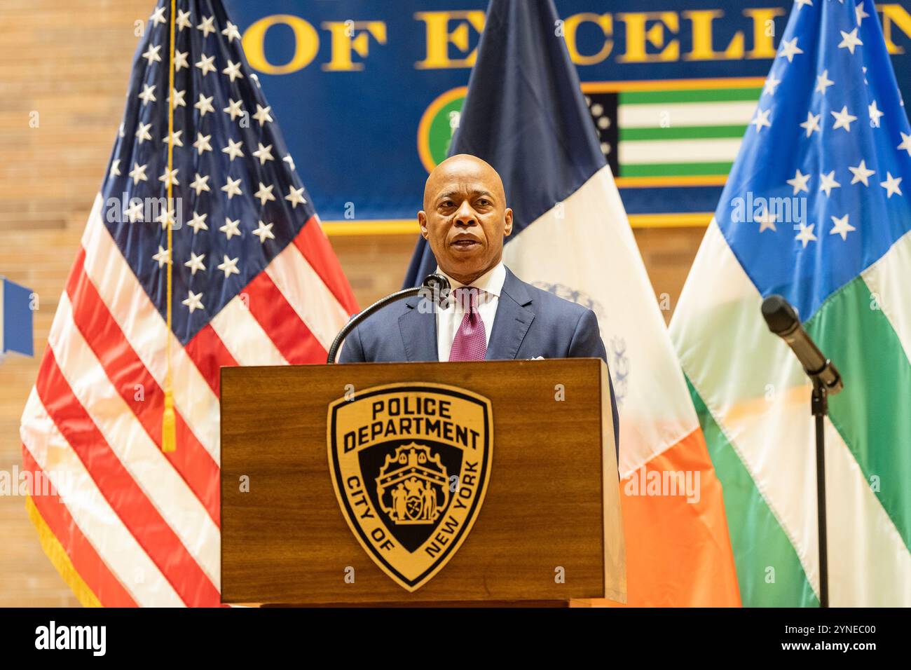 New York, États-Unis. 25 novembre 2024. Le maire Eric Adams parle avant de prêter serment à Jessica Tisch en tant que commissaire de police au One police Plaza de New York le 25 novembre 2024. (Photo de Lev Radin/Sipa USA) crédit : Sipa USA/Alamy Live News Banque D'Images