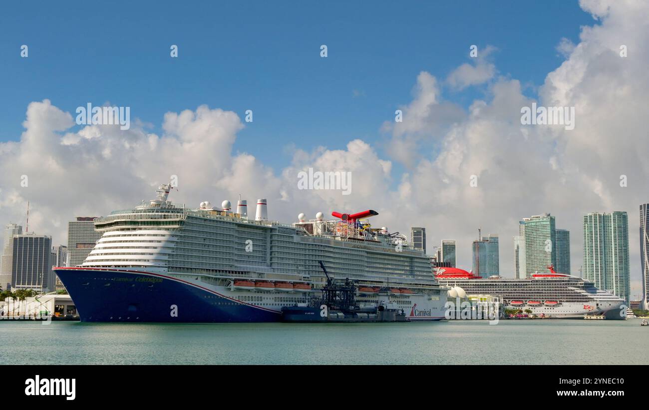 Miami, Floride, États-Unis - 3 décembre 2023 : navires de croisière exploités par Carnival Cruise Line et Virgin Cruises dans le port de Miami Banque D'Images