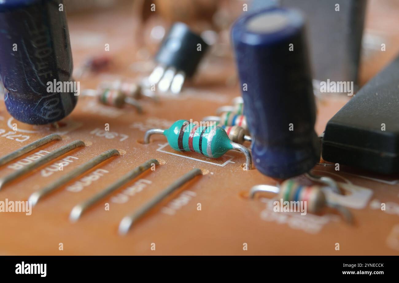 Composants électroniques montés sur une carte de circuit imprimé. Axé sur l'inducteur axial vert. Banque D'Images