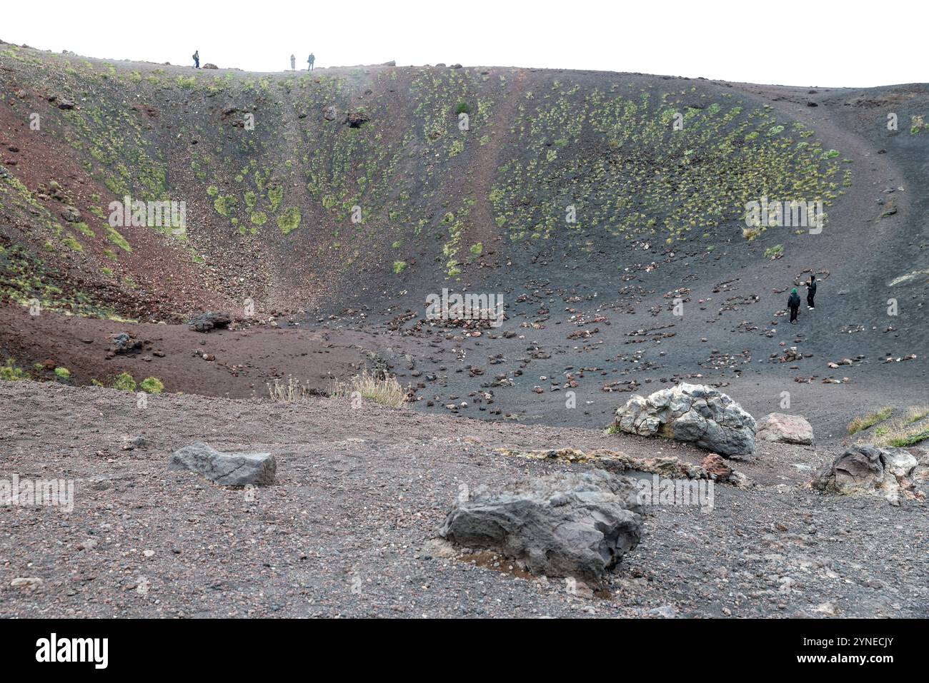 Cratères de Silvestri dans l'Etna, Sicile les touristes visitent les cratères de Silvestri dans l'Etna près de Catane, Sicile, Italie le 23 novembre 2024. Les cratères Silvestri Crateri Silvestri sont deux cônes volcaniques situés au sud-est de l’Etna, qui est le volcan actif le plus élevé d’Europe et sont situés à une altitude d’environ 1900 mètres au-dessus du niveau de la mer. Ils se sont formés lors de l’éruption du volcan en 1892. Les cratères de Silvestri sont situés sous le sommet de l’Etna et sont la partie la plus visitée du volcan. Catane Italie Copyright : xMatrixxImagesx/xArmandoxBabanix Banque D'Images