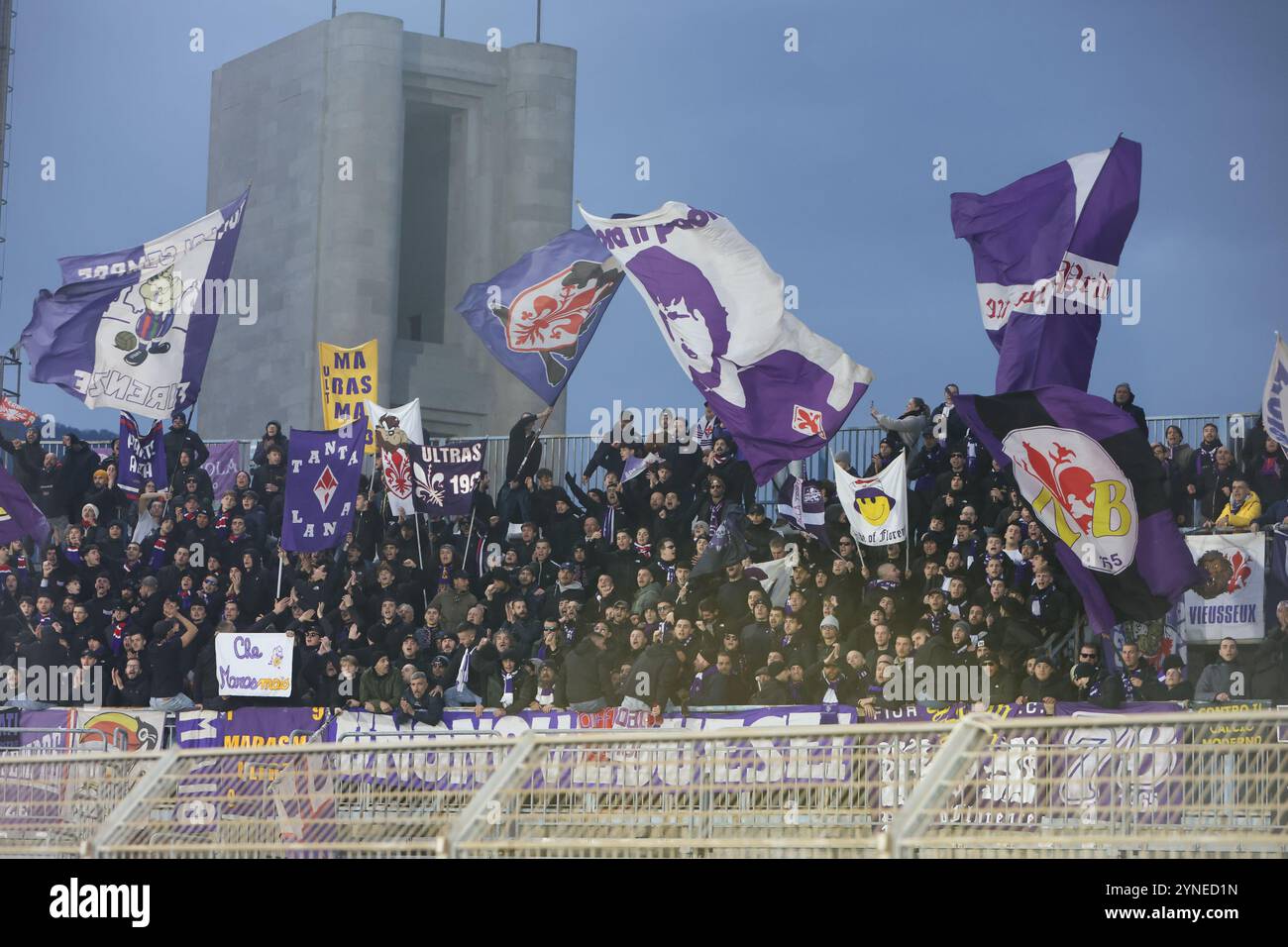 Como, Italie. 24 novembre 2024. Les supporters de la Fiorentina de Côme lors du match de football Serie A Enilive 2024/2025 entre Côme et la Fiorentina au stade Giuseppe Sinigaglia de Côme, dans le nord de l'Italie - dimanche 24 novembre 2024. Sport - Football. (Photo de Antonio Saia/LaPresse) crédit : LaPresse/Alamy Live News Banque D'Images