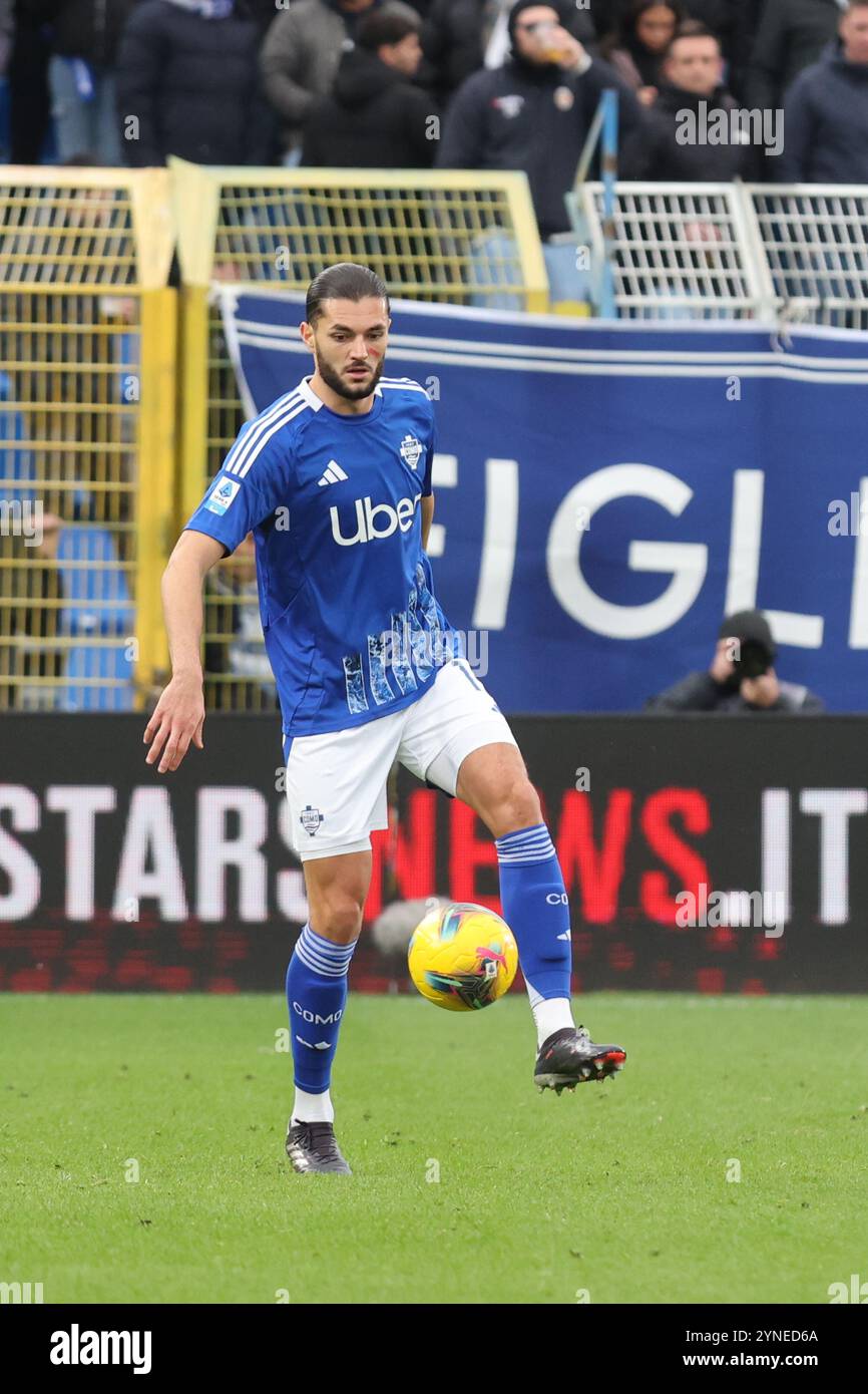 Como, Italie. 24 novembre 2024. Alberto Dossena de Como 1907 en action lors du match de football Serie A Enilive 2024/2025 entre Como et Fiorentina au stade Giuseppe Sinigaglia de Côme, dans le nord de l'Italie - dimanche 24 novembre 2024. Sport - Football. (Photo de Antonio Saia/LaPresse) crédit : LaPresse/Alamy Live News Banque D'Images