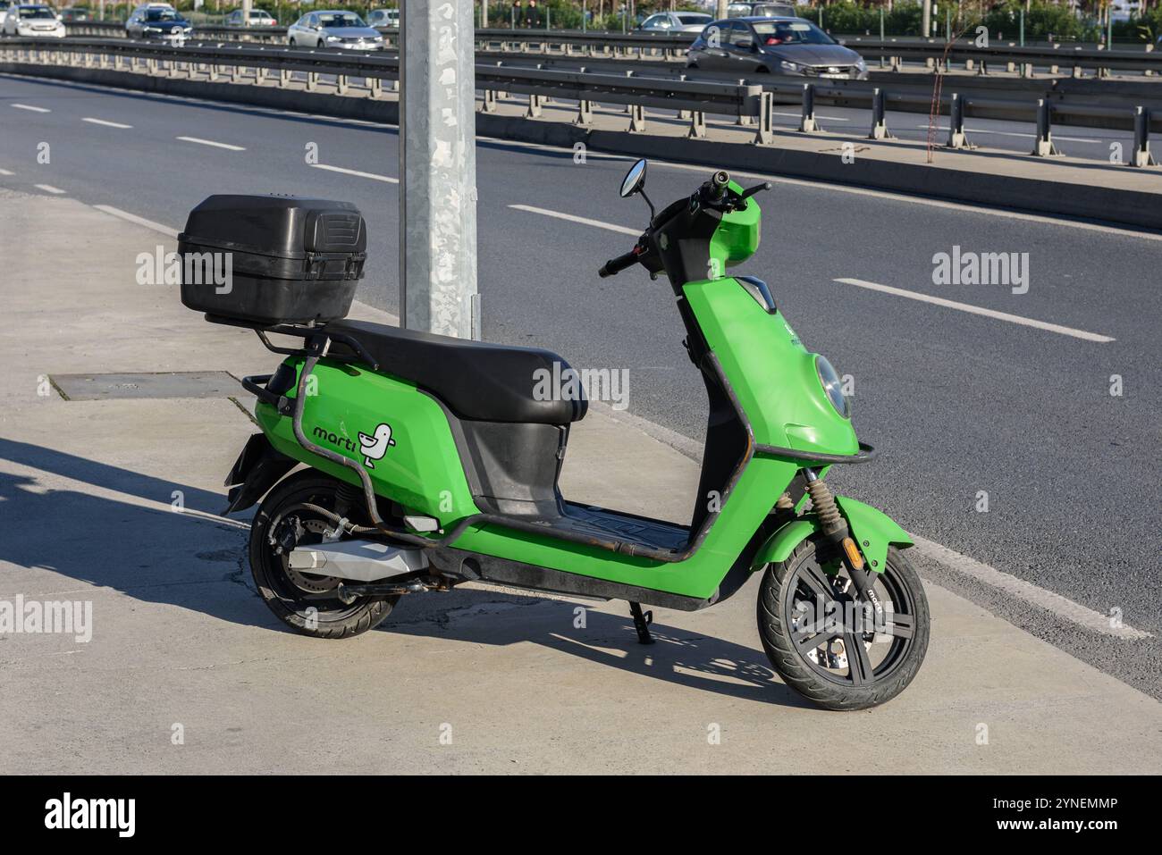 ISTANBUL, TURQUIE - 24 NOVEMBRE 2024 : location moto électrique que par la société turque Marti. Transport urbain à courte distance avec alternative Banque D'Images ISTANBUL, TURQUIE - 24 NOVEMBRE 2024 : location moto électrique que par la société turque Marti. Transport urbain à courte distance avec alternative Banque D'Images
