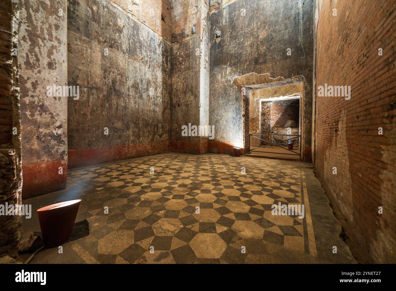 À l'intérieur du palais de Néron, Domus Aurea (Maison d'Or), ruines romaines antiques. Intérieur du palais Nero avec sol en mosaïque. Palais de l'empereur Néron à Rome, Italie. Banque D'Images