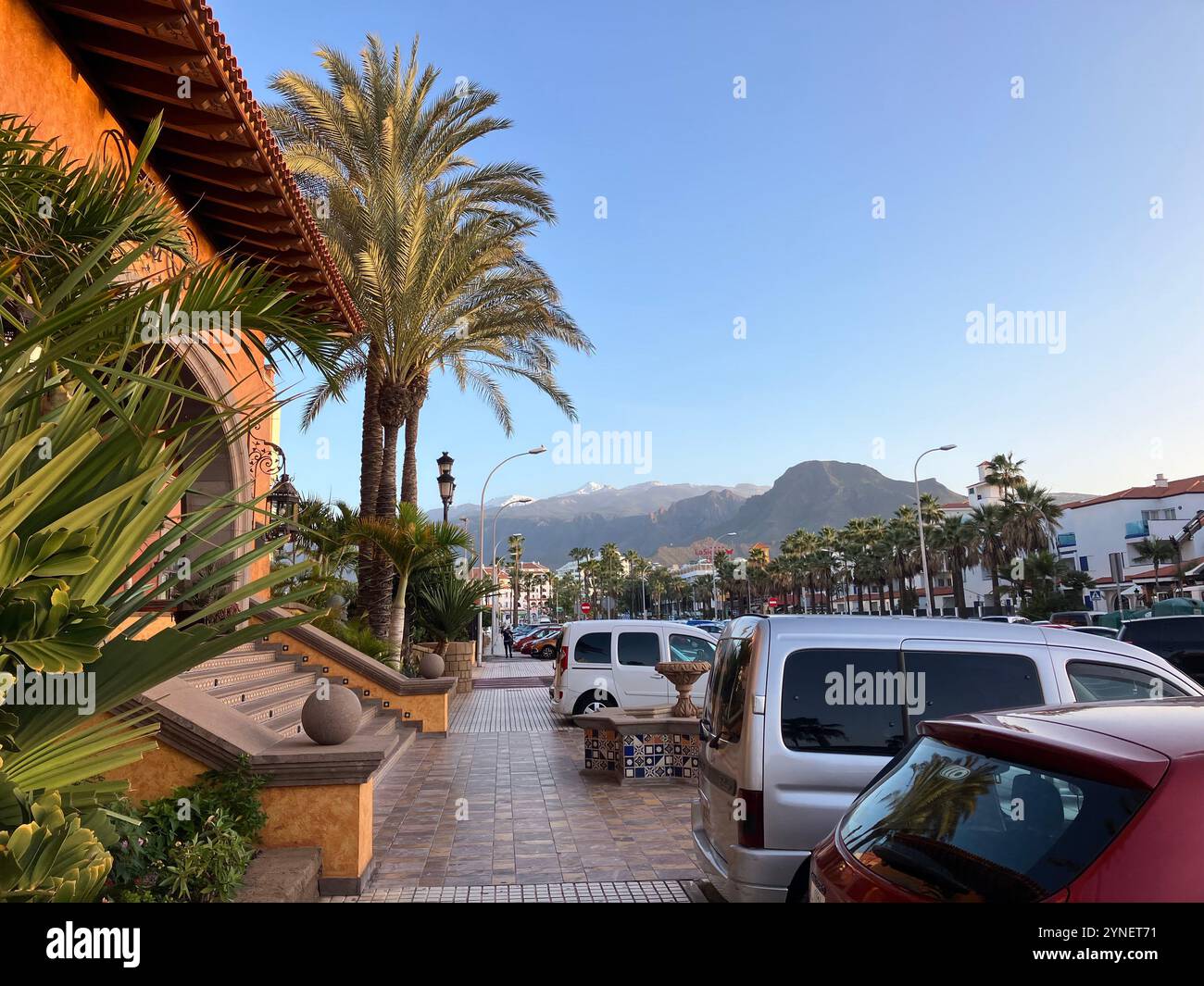 Vue sur le mont Teide enneigé depuis l'extérieur de l'hôtel Villa Cortés. Playa de las Américas, Tenerife, Îles Canaries, Espagne. 6 février 2023. - Image de stock capturée avec un smartphone