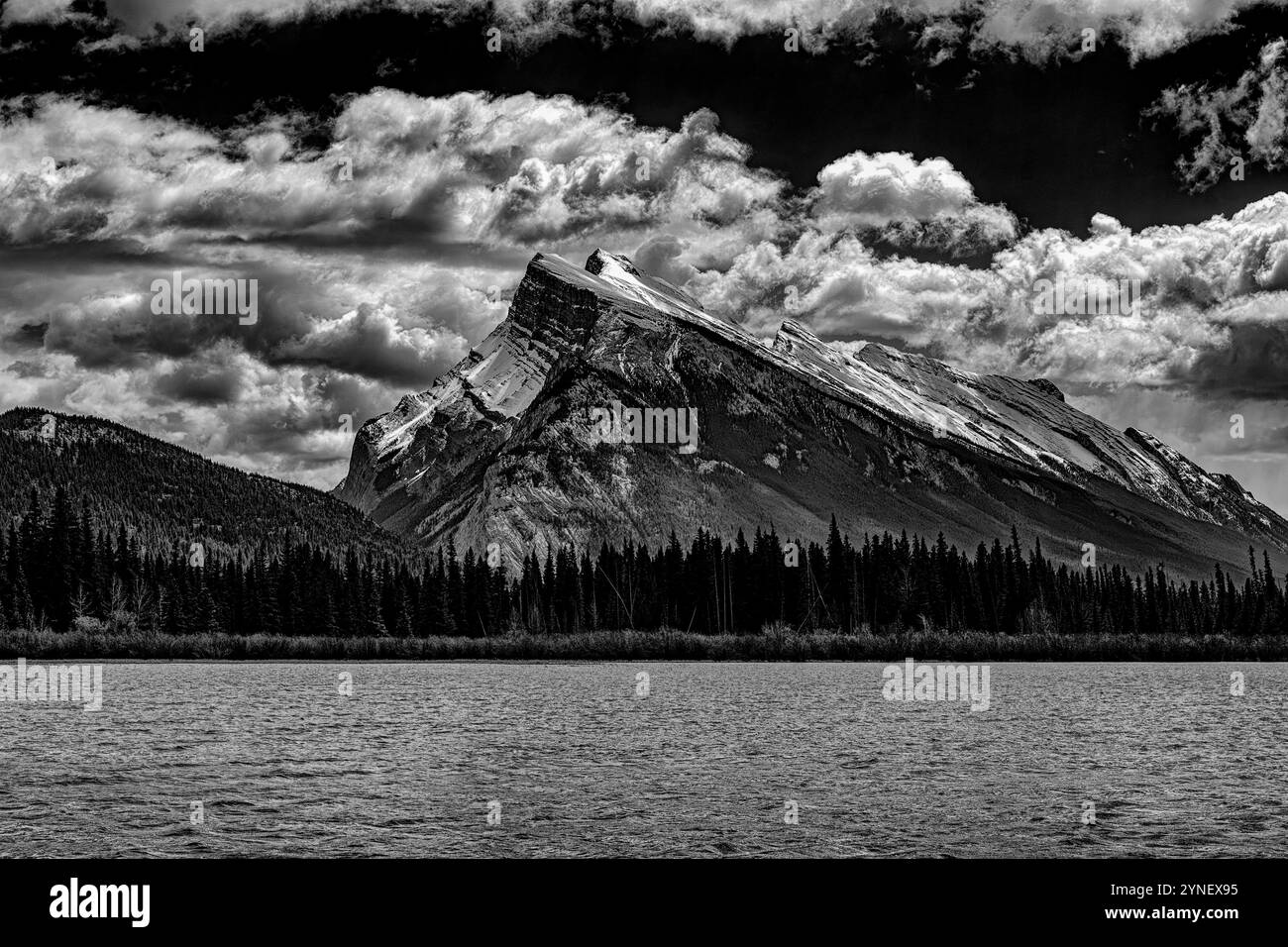 Les montagnes Rocheuses canadiennes vues aux lacs Vermillion près de Banff, Alberta, Canada Banque D'Images