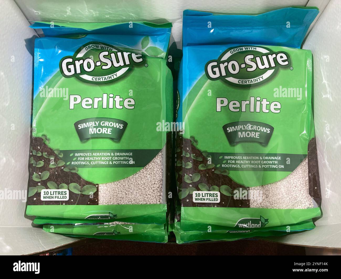 Sacs de perlite pour l'aération et le drainage du sol en vente au Garden Centre - Image de stock capturée avec un smartphone