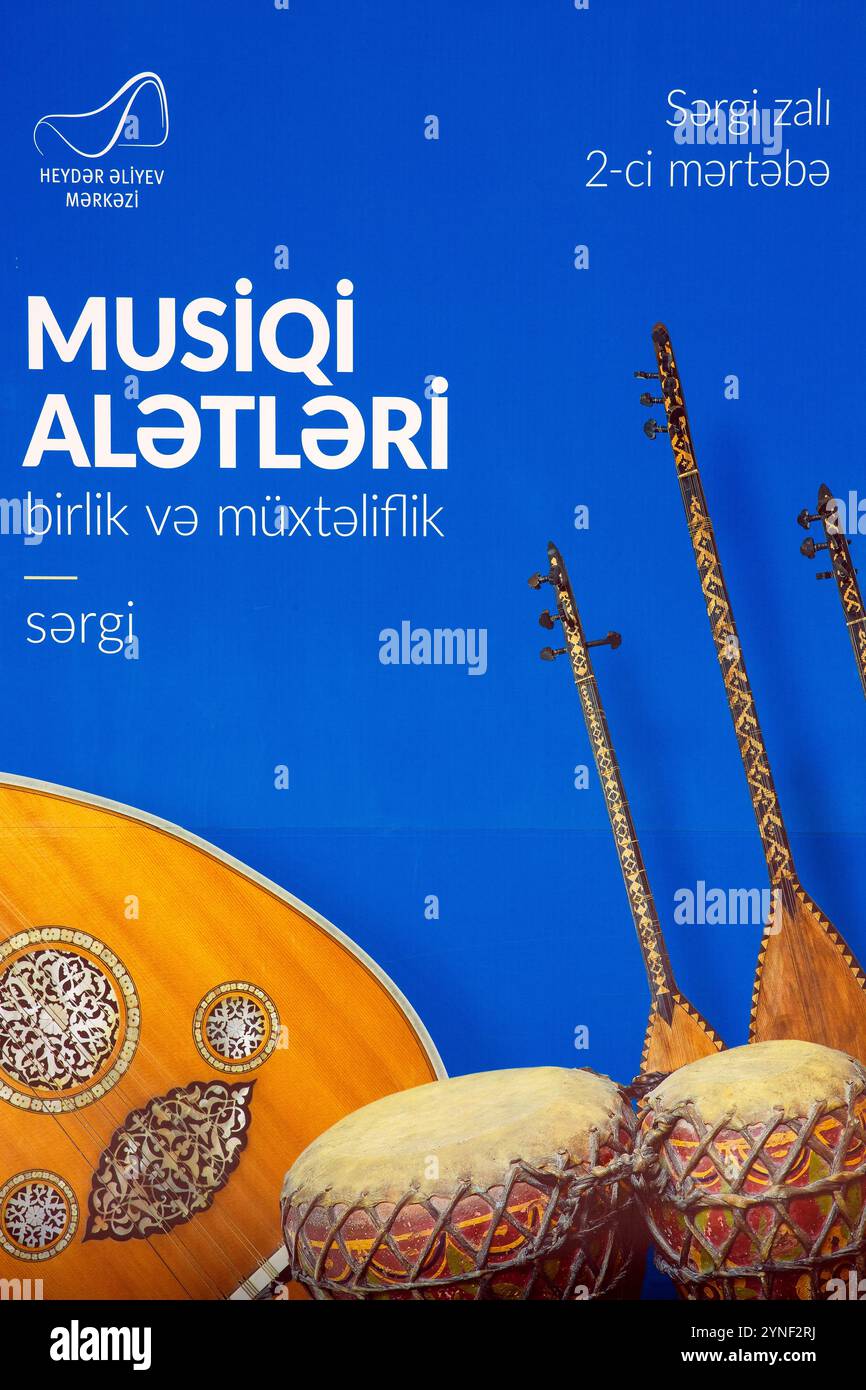 Gros plan d'une affiche devant le Centre culturel Heydar Aliyev (2012) par l'architecte primée Zaha Hadid (1950-2016) à Bakou Azerbaïdjan Banque D'Images