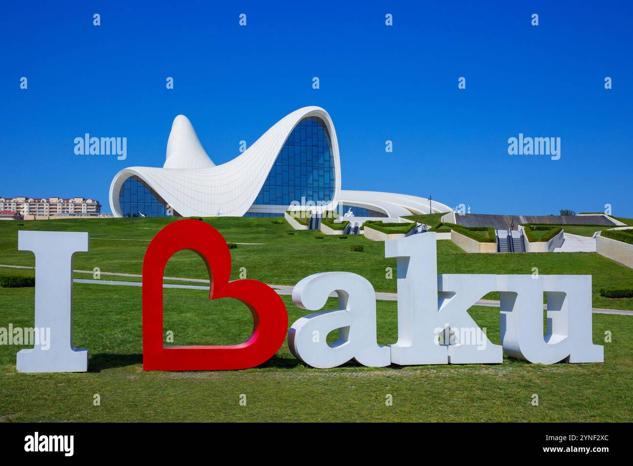 Le panneau "J'aime Bakou" devant le centre culturel Heydar Aliyev (2012) par l'architecte primée Zaha Hadid (1950-2016) à Bakou Azerbaïdjan Banque D'Images