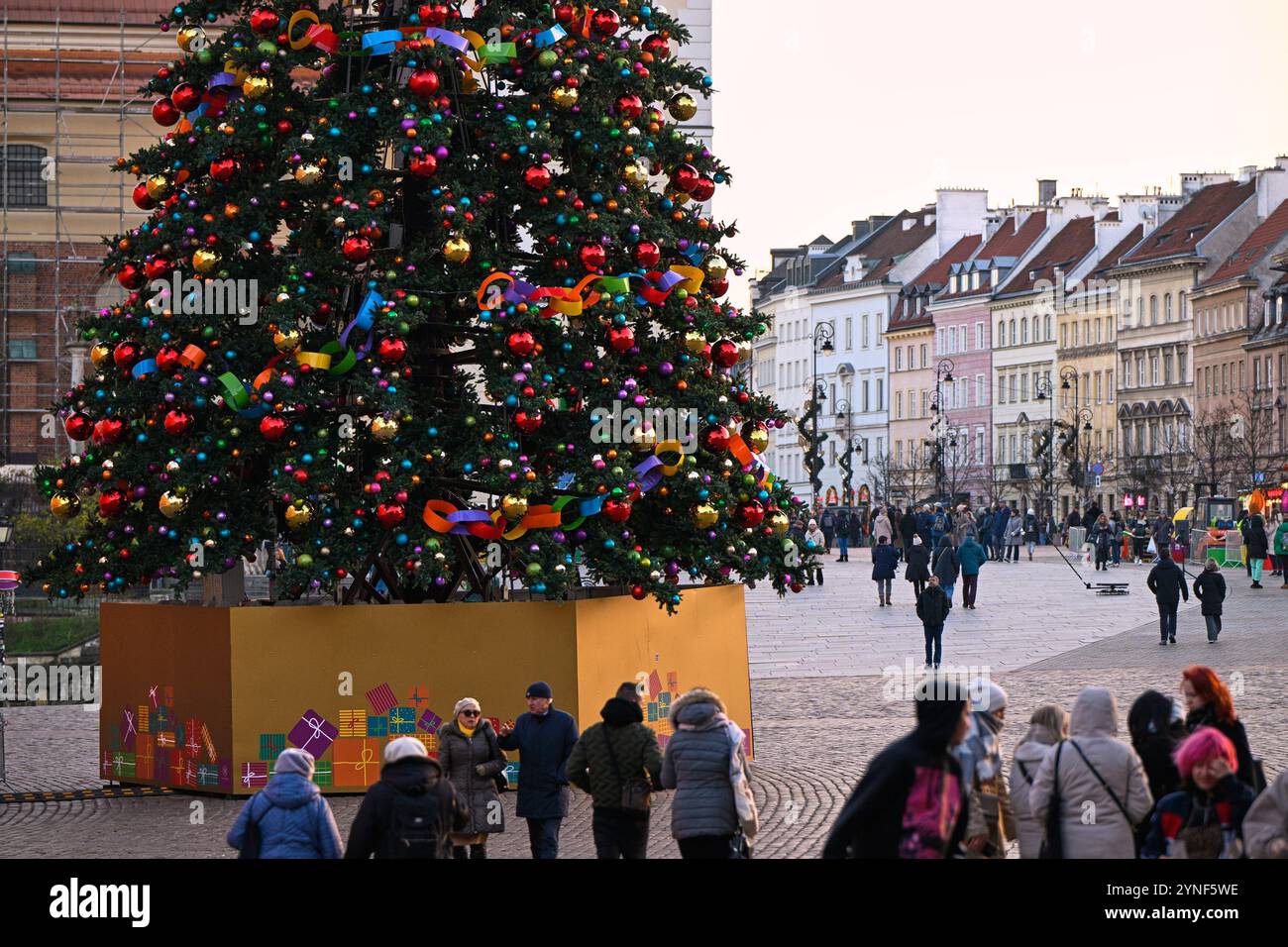 Varsovie, Pologne. 25 novembre 2024. Les gens passent devant un arbre de Noël à Varsovie, en Pologne, le 25 novembre 2024. Crédit : Jaap Arriens/Xinhua/Alamy Live News Banque D'Images