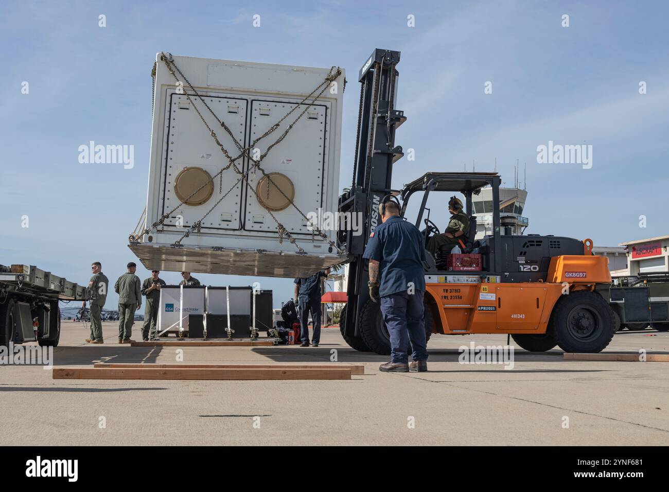 Un entraîneur de répétition de mission déployable du corps des Marines des États-Unis est soulevé par un chargeur K pour être chargé sur un KC-130J Super Hercules à la Marine corps Air Station Miramar, Californie, 19 novembre 2024. Le DMRT F-35 Lightning II simulateur a été transporté du MCAS Miramar au MCAS Iwakuni, au Japon, pour augmenter les options de formation pour les pilotes de F-35 affectés à la 1re Escadre d'avion de Marine et déployés dans l'Indo-Pacifique. (Photo du corps des Marines des États-Unis par le caporal Nikolas Mascroft) Banque D'Images