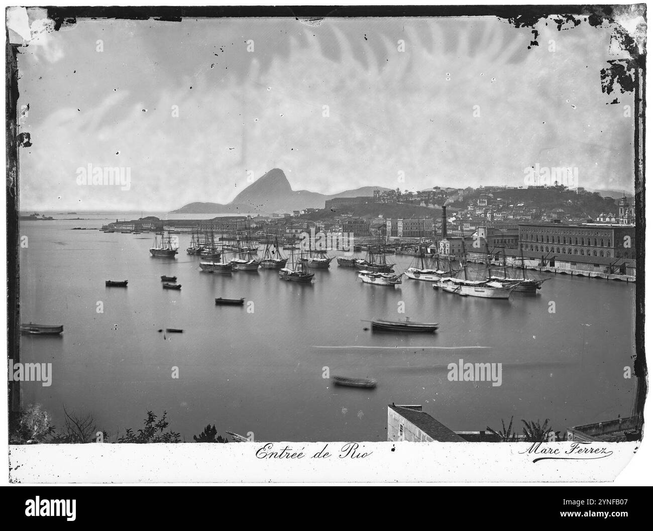 Cais Pharoux, Praça D. Pedro II, atual Praça XV de novembro ; ao fundo, morro do Castelo e o Pão de Açúcar. Banque D'Images