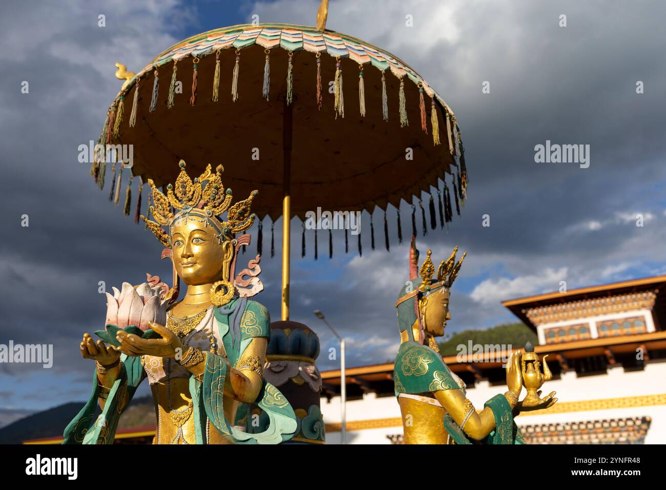 Statues dorées de Dieu féminin au rond-point à Thimphu, Bhoutan. Banque D'Images