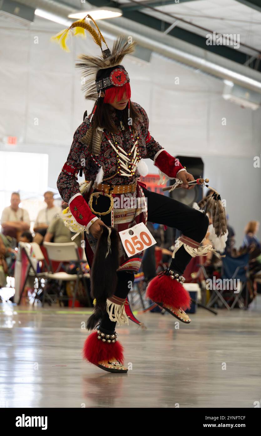 Jeune homme amérindien dansant une danse traditionnelle en plein regalia à un Pow Wow de la dernière chance à Helena, Montana. Banque D'Images