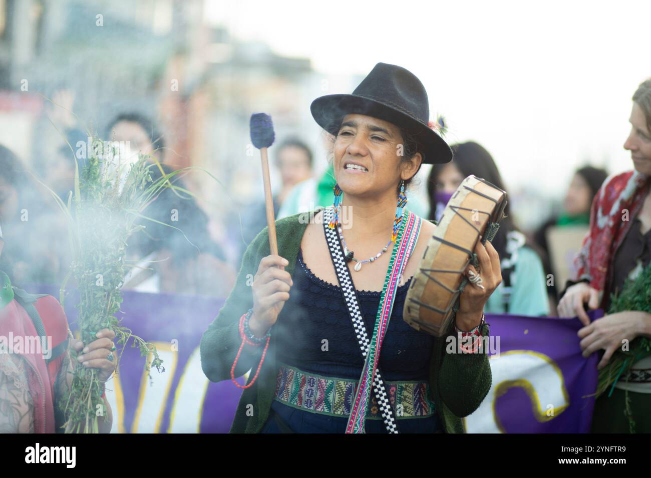 #25N, des milliers de femmes sont descendues dans les rues de Quito, en Équateur, pour commémorer la Journée mondiale contre la violence faite aux femmes. Banque D'Images