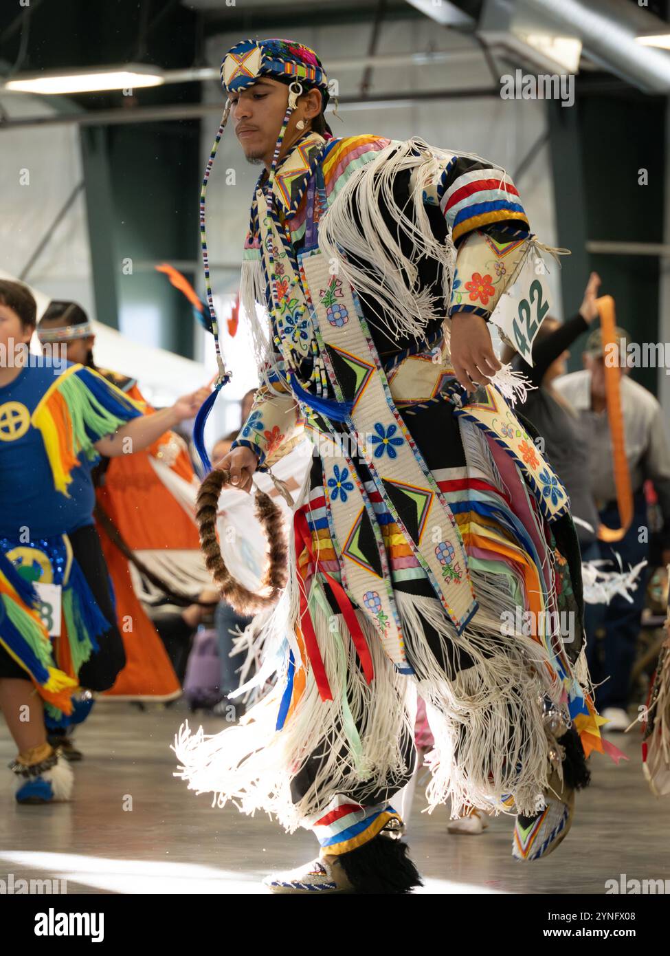 Photographie en longueur d'un jeune danseur de gazon masculin en pleine régalia dansant au Pow Wow de la dernière chance à Helena, Montana. Banque D'Images