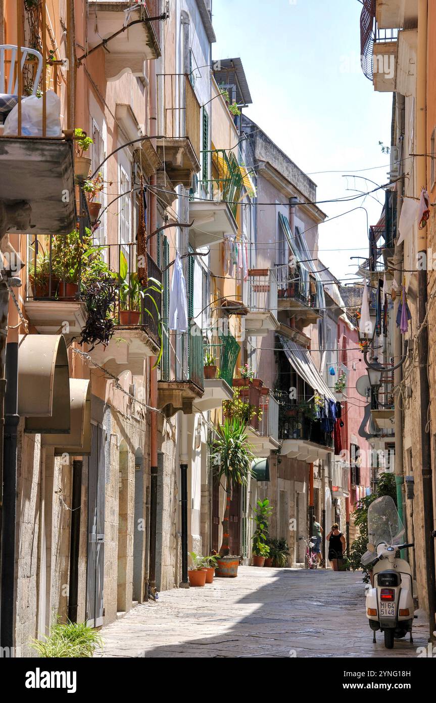 Rue étroite, Barletta, province de Barletta-Andria-Trani, Région des Pouilles, Italie Banque D'Images