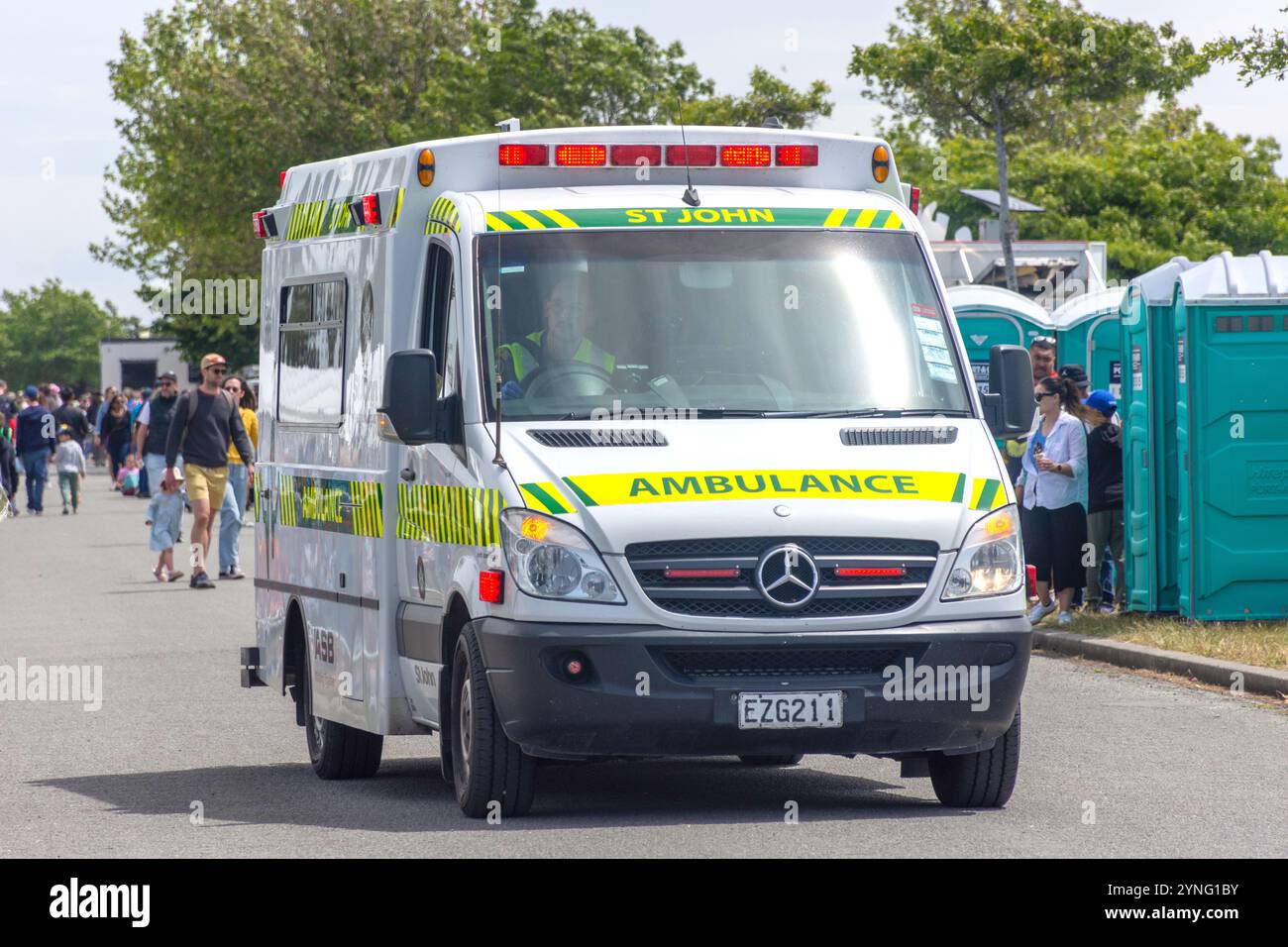 Ambulance Saint-Jean de garde au défilé de Noël, Canterbury A&P Showgrounds, Wigram, Christchurch (Ōtautahi), Canterbury, nouvelle-Zélande Banque D'Images Ambulance Saint-Jean de garde au défilé de Noël, Canterbury A&P Showgrounds, Wigram, Christchurch (Ōtautahi), Canterbury, nouvelle-Zélande Banque D'Images