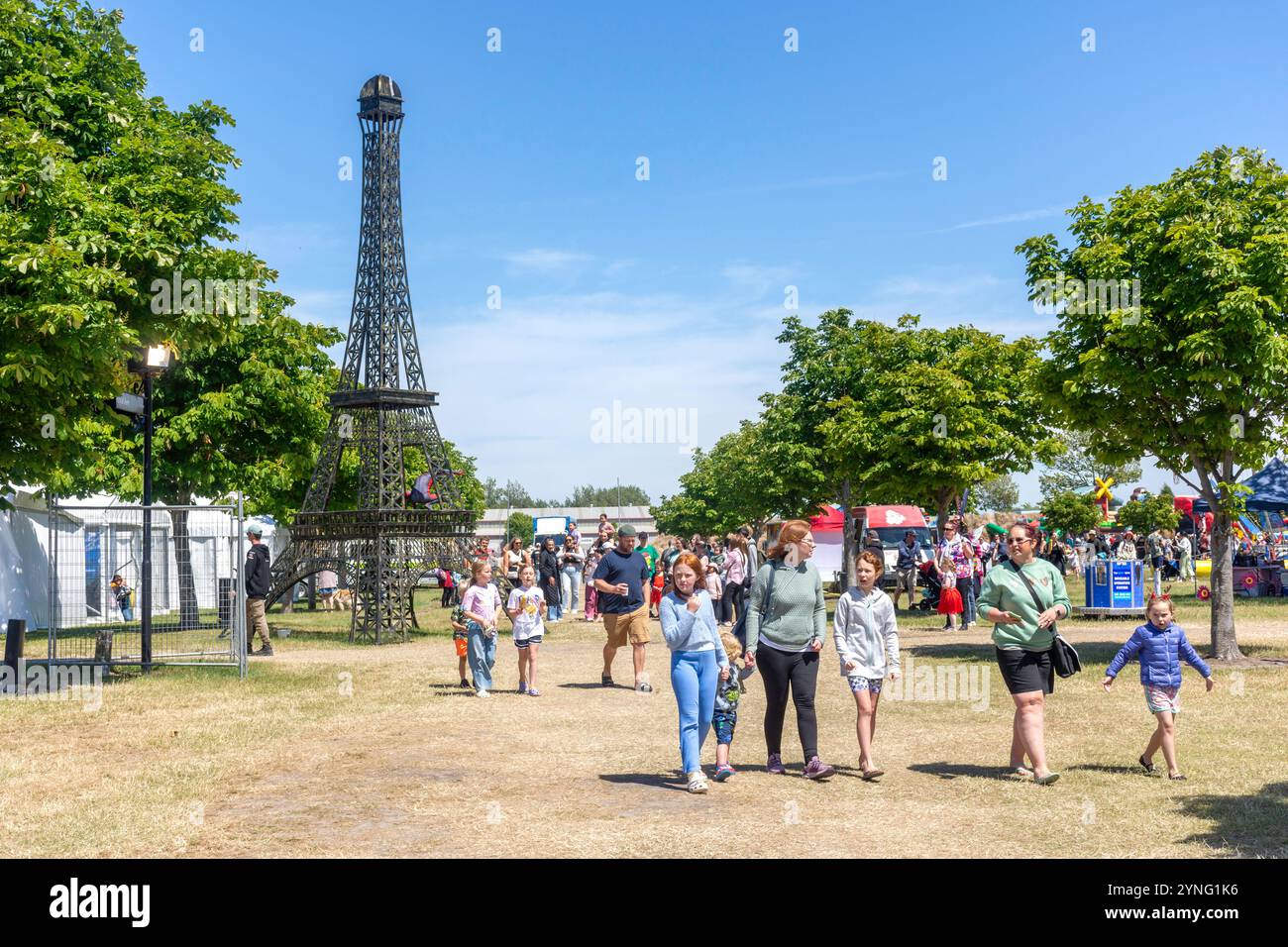 Modèle de tour Eiffel et tentes commerciales au défilé de Noël, Canterbury A&P Showgrounds, Wigram, Christchurch (Ōtautahi), Canterbury, nouvelle-Zélande Banque D'Images