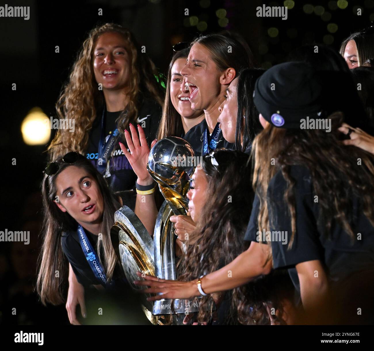 Orlando, États-Unis. 25 novembre 2024. Les joueuses de la Pride d'Orlando se déchaînent lors d'une célébration de la victoire de l'équipe au championnat de la Ligue nationale féminine de soccer à l'hôtel de ville d'Orlando, Floride, le lundi 25 novembre 2024. La victoire du championnat NWSL par équipe féminine de la Pride d'Orlando est la première dans l'histoire du club et marque également la première fois qu'une équipe sportive professionnelle d'Orlando remporte un trophée de ligue majeure. Photo de Chris Chew/UPI crédit : UPI/Alamy Live News Banque D'Images