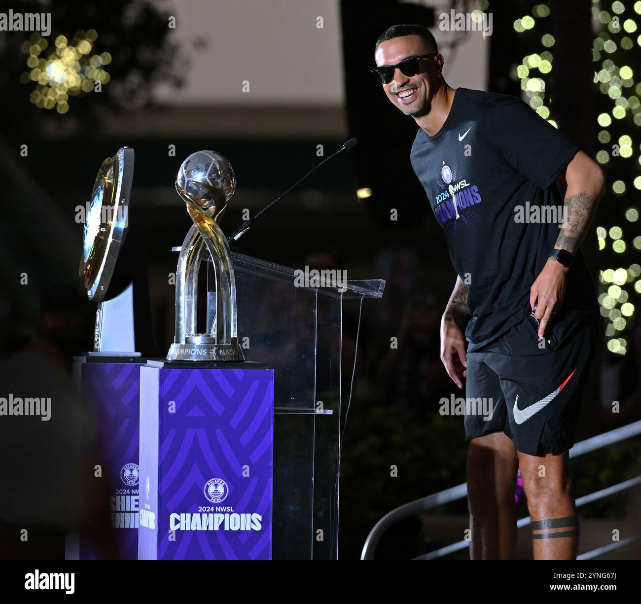 Orlando, États-Unis. 25 novembre 2024. L'entraîneur-chef de la Pride d'Orlando, Seb Hines, remercie les partisans réunis lors d'une célébration de la victoire de son équipe au Championnat de la Ligue nationale de soccer féminin à l'hôtel de ville d'Orlando, en Floride, le lundi 25 novembre 2024. La victoire du championnat NWSL par équipe féminine de la Pride d'Orlando est la première dans l'histoire du club et marque également la première fois qu'une équipe sportive professionnelle d'Orlando remporte un trophée de ligue majeure. Photo de Chris Chew/UPI crédit : UPI/Alamy Live News Banque D'Images