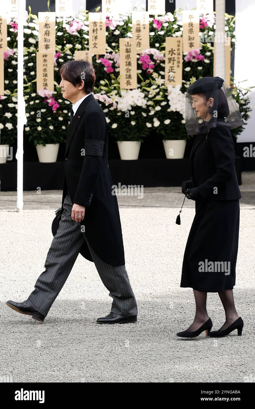 Tokyo, Japon. 26 novembre 2024. LE PRINCE HÉRITIER AKISHINO du Japon (à gauche) et LA PRINCESSE HÉRITIÈRE AKISHINO du Japon (à droite) assistent aux funérailles de la défunte princesse Mikasa au cimetière de Toshimaoka. La PRINCESSE MIKASA (Yuriko), membre le plus âgé de la famille impériale, meurt à l'âge de 101 ans. (Crédit image : © Rodrigo Reyes Marin/ZUMA Press Wire) USAGE ÉDITORIAL SEULEMENT! Non destiné à UN USAGE commercial ! Crédit : ZUMA Press, Inc/Alamy Live News Banque D'Images