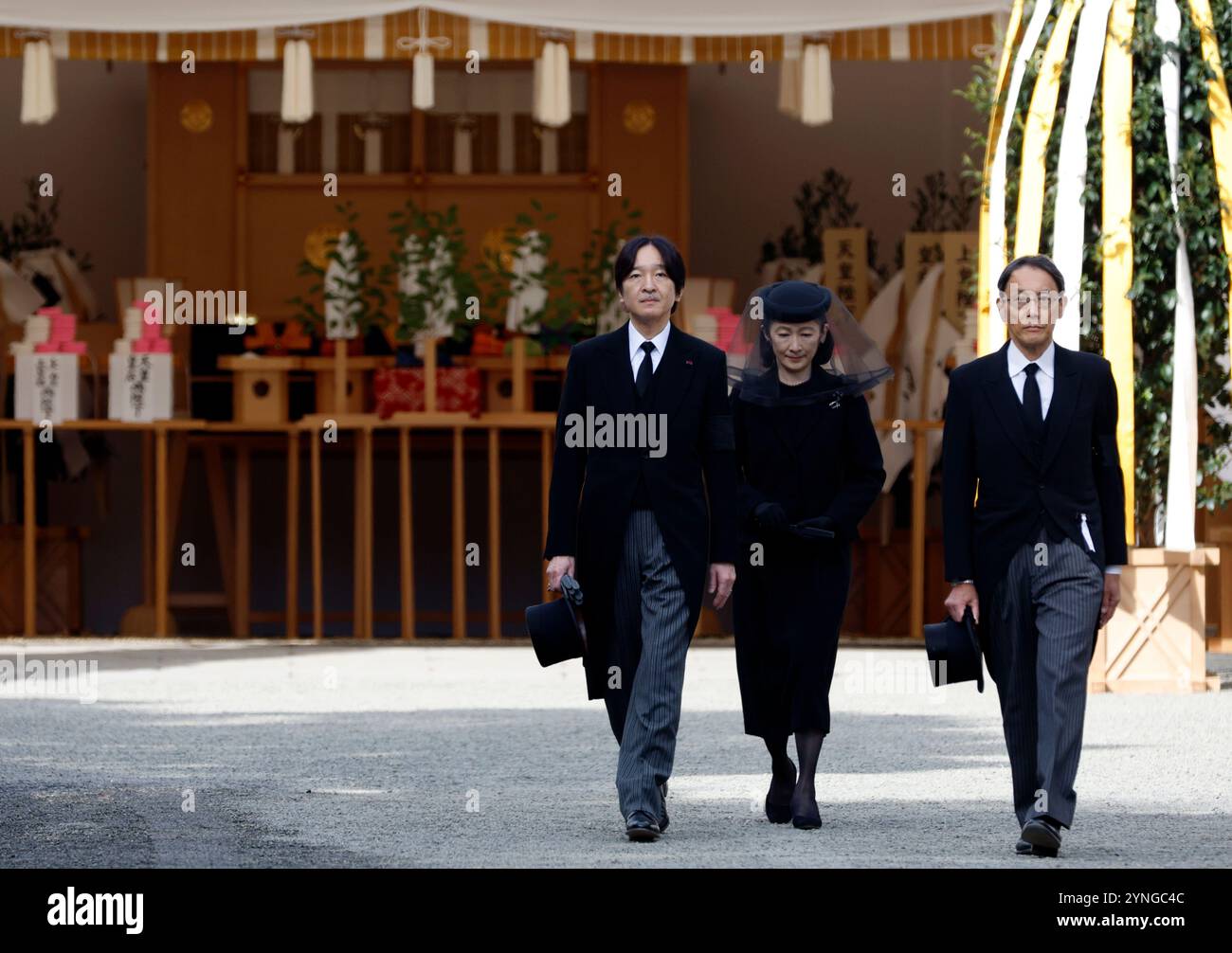 Tokyo, Tokyo, Japon. 26 novembre 2024. Le prince héritier du Japon Akishino (l) et la princesse héritière Kiko marchent après avoir assisté à un service funéraire pour la princesse Mikasa au cimetière Toshimagaoka à Tokyo, Japon, le 26 novembre 2024. Le 15 novembre 2024, la princesse Mikasa, membre le plus âgé de la famille impériale, meurt à l'âge de 101 ans. (Crédit image : © POOL via ZUMA Press Wire) USAGE ÉDITORIAL SEULEMENT! Non destiné à UN USAGE commercial ! Crédit : ZUMA Press, Inc/Alamy Live News Banque D'Images