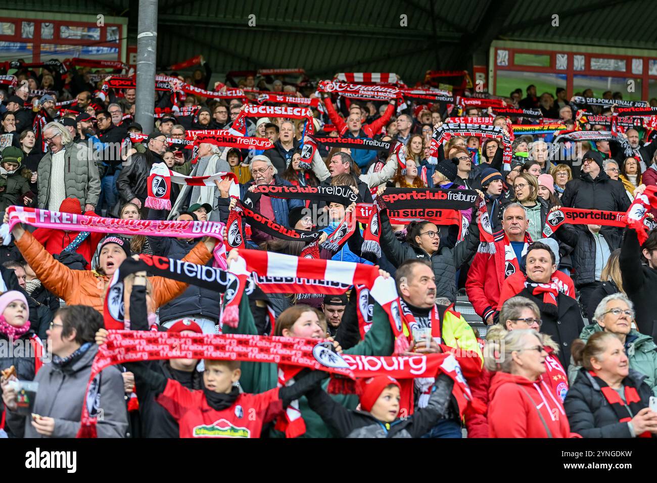 Fans beim Badnerlied GER, SC Freiburg - FC Bayern Muenchen, Frauen-Fussball, DFB Pokal, Achtelfinale, saison 2024/2025, 24.11.2024 LA RÉGLEMENTATION DFB INTERDIT TOUTE UTILISATION DE PHOTOGRAPHIES COMME SÉQUENCES D'IMAGES ET/OU QUASI-VIDÉO Foto : Eibner-Pressefoto/Thomas Hess Banque D'Images