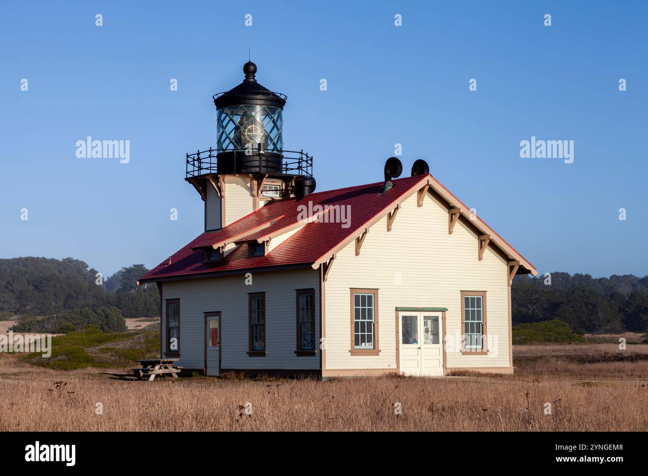 Le phare de point Cabrillo au parc d'État de point Cabrillo. La lentille Fresnel construite par les Britanniques de 3e ordre a été allumée pour la première fois le 10 juin 1909. Banque D'Images