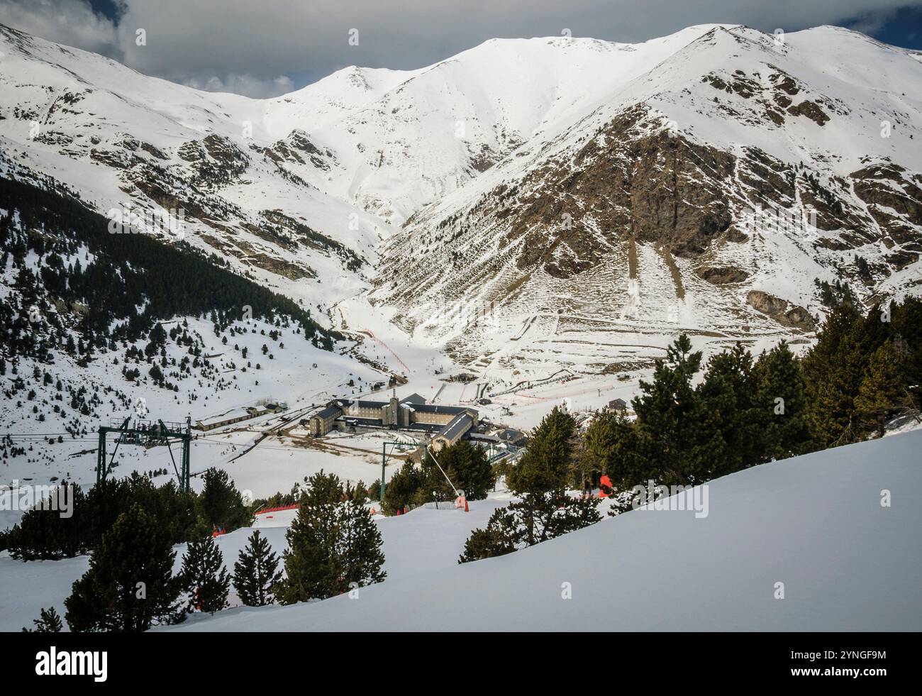 Vallée enneigée du Núria un jour d'hiver (Ripollès, Gérone, Catalogne, Espagne, Pyrénées) ESP : Valle de Núria nevado en un día de invierno (Ripollès, Gérone) Banque D'Images