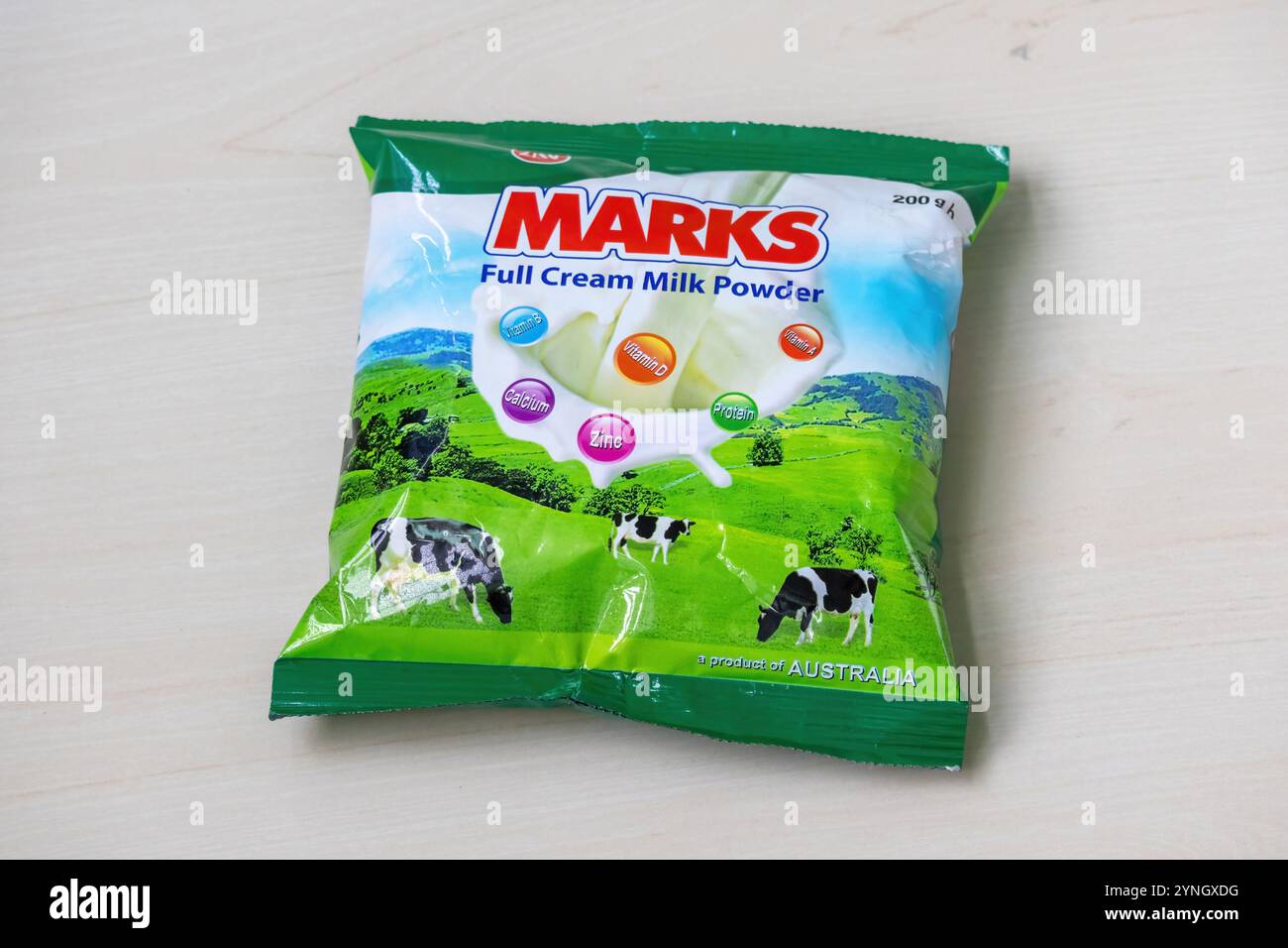 Un paquet de poudre de lait MARKS Full Cream repose sur une surface en bois. C'est nutritif et plein de la bonté du lait de vache. C'est un produit d'Abu Banque D'Images