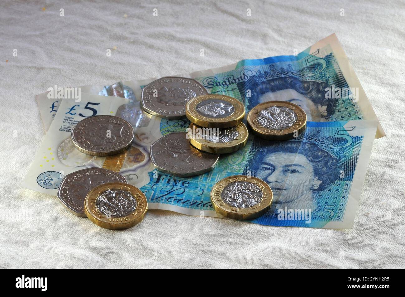 Monnaie décimale britannique une livre, cinquante pence pièces et billets Banque D'Images