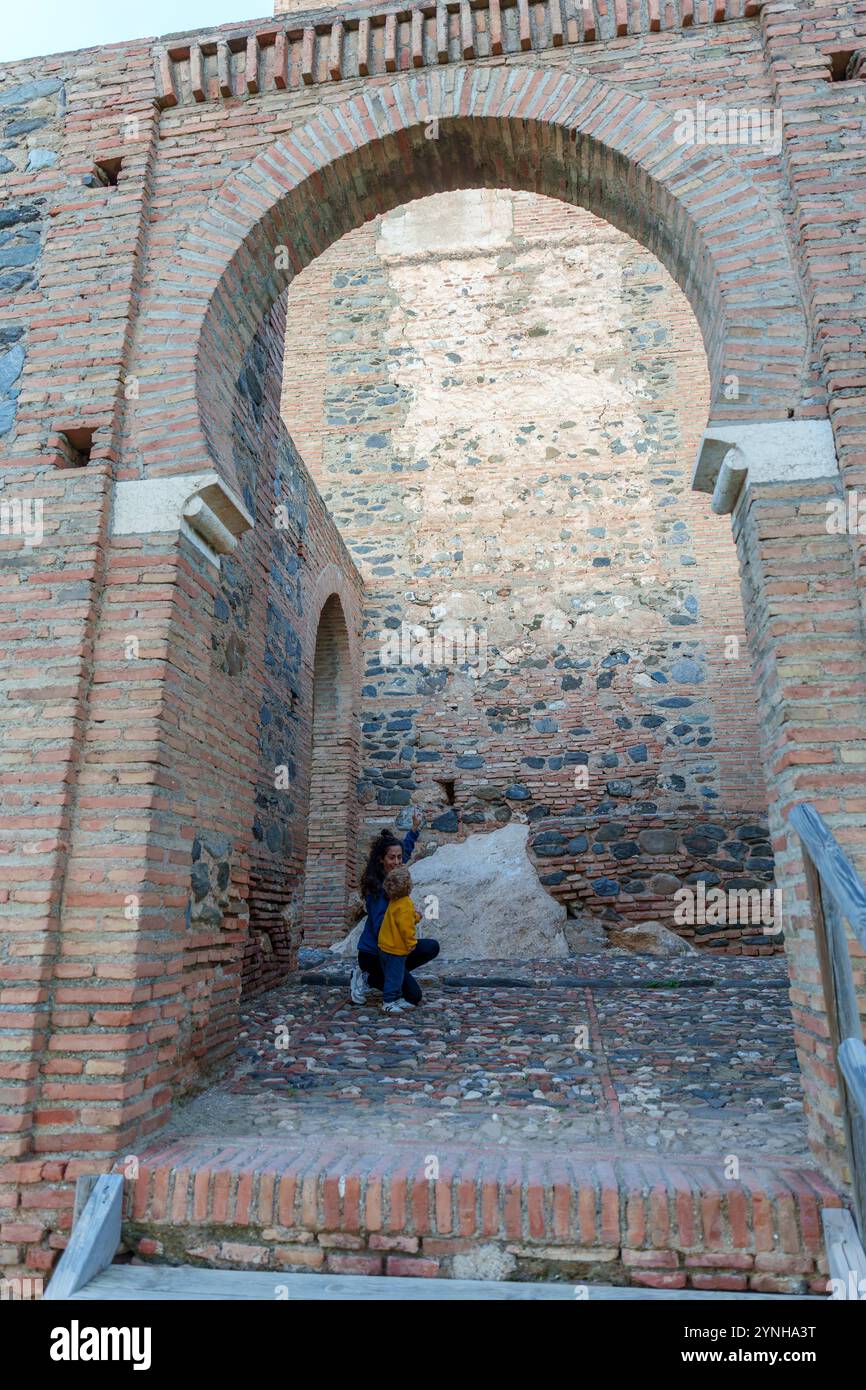 Mère avec enfant visitant une ancienne forteresse musulmane au coucher du soleil lors d'une visite touristique Banque D'Images